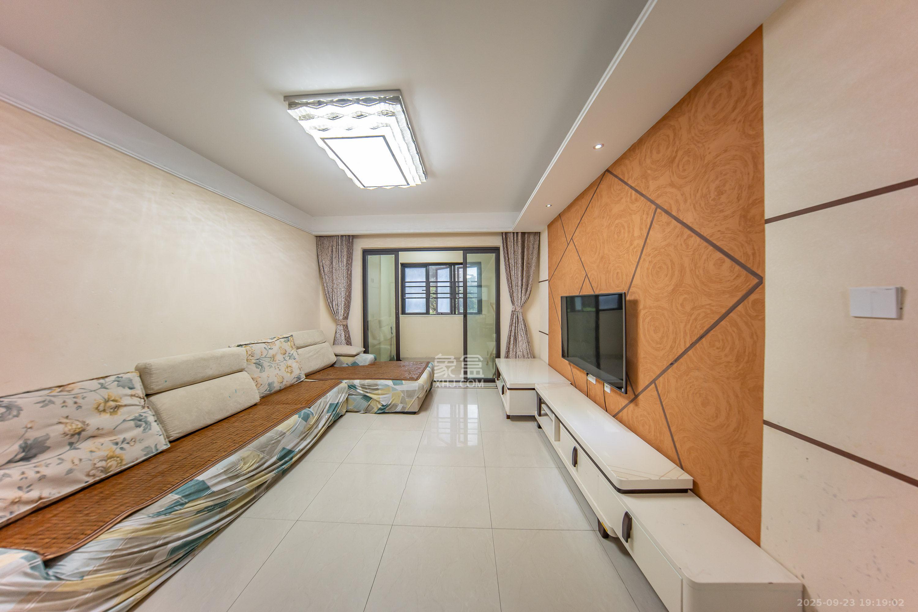 中海国际三期 3室2厅2卫 2400.0元/月 中海国际三期 3室2厅2卫 2400.0元/月室内图