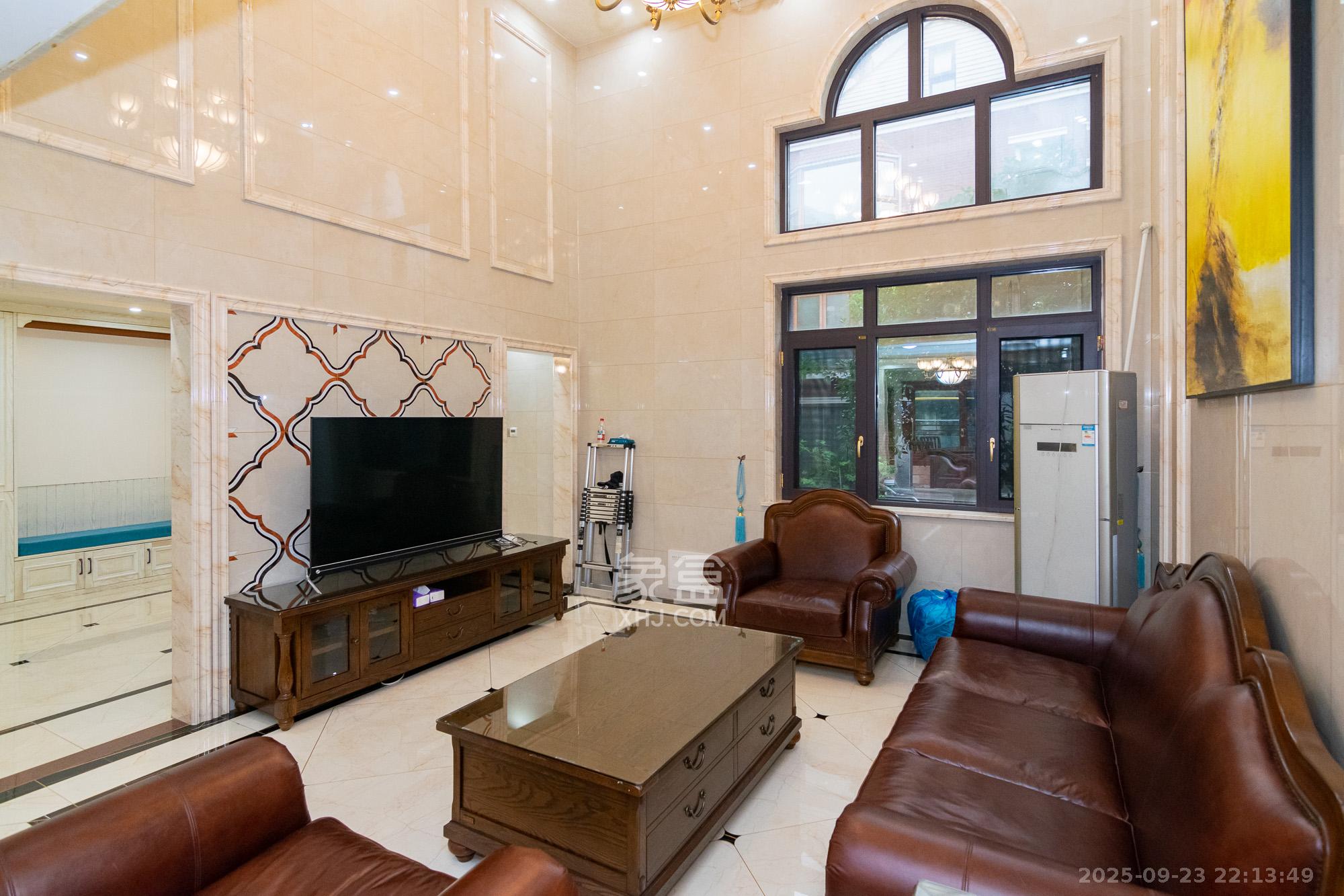 悦禧国际山庄 5室3厅4卫 438.0万 悦禧国际山庄 5室3厅4卫 438.0万客厅