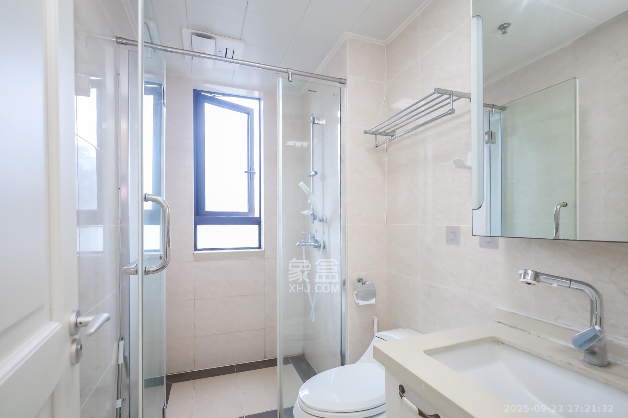 万科里金域国际  4室2厅2卫    238.0万卫生间