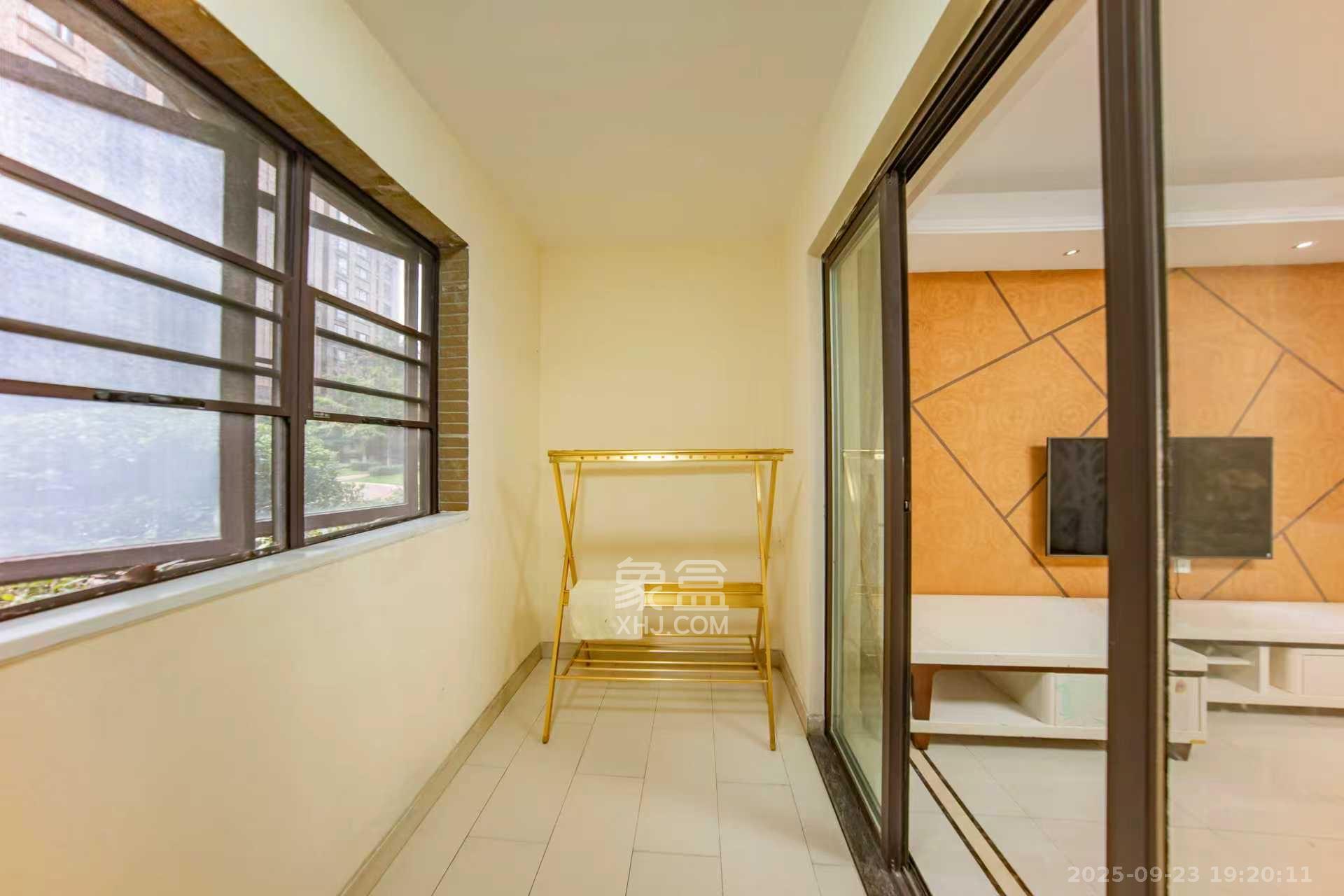 中海国际三期 3室2厅2卫 2400.0元/月 中海国际三期 3室2厅2卫 2400.0元/月室内图