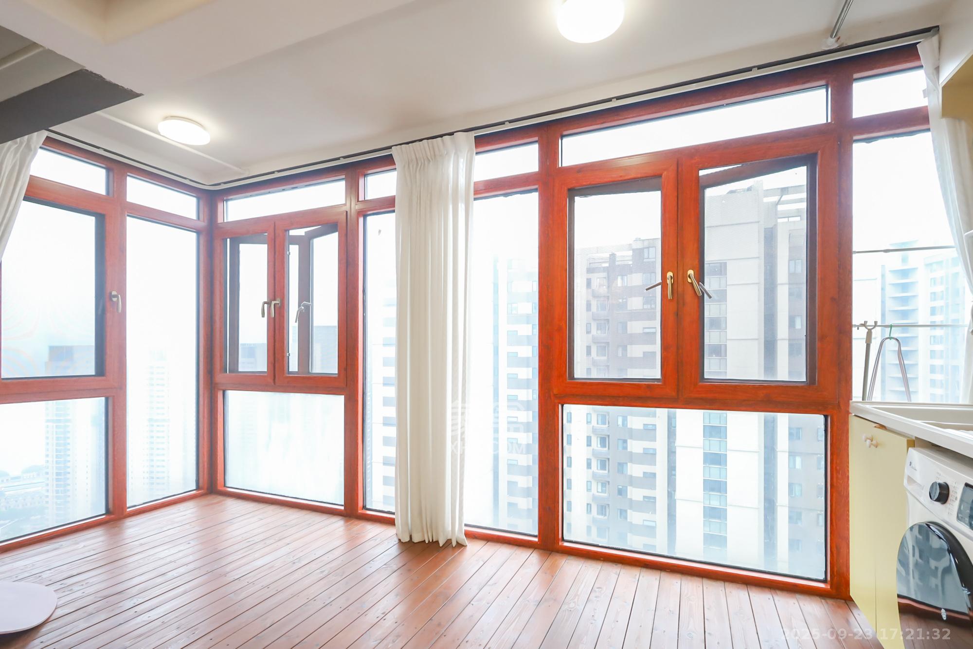 万科里金域国际  4室2厅2卫    238.0万阳台