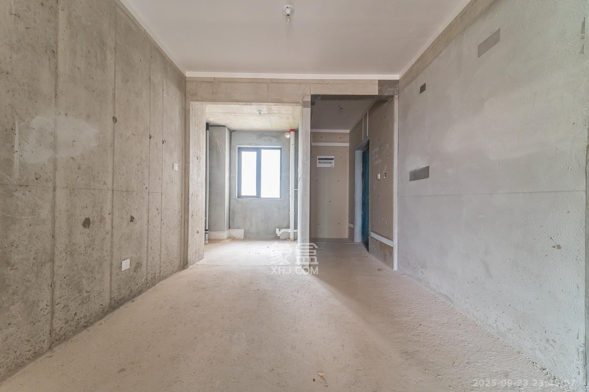 旭辉美的东樾城  4室2厅2卫    101.8万客厅