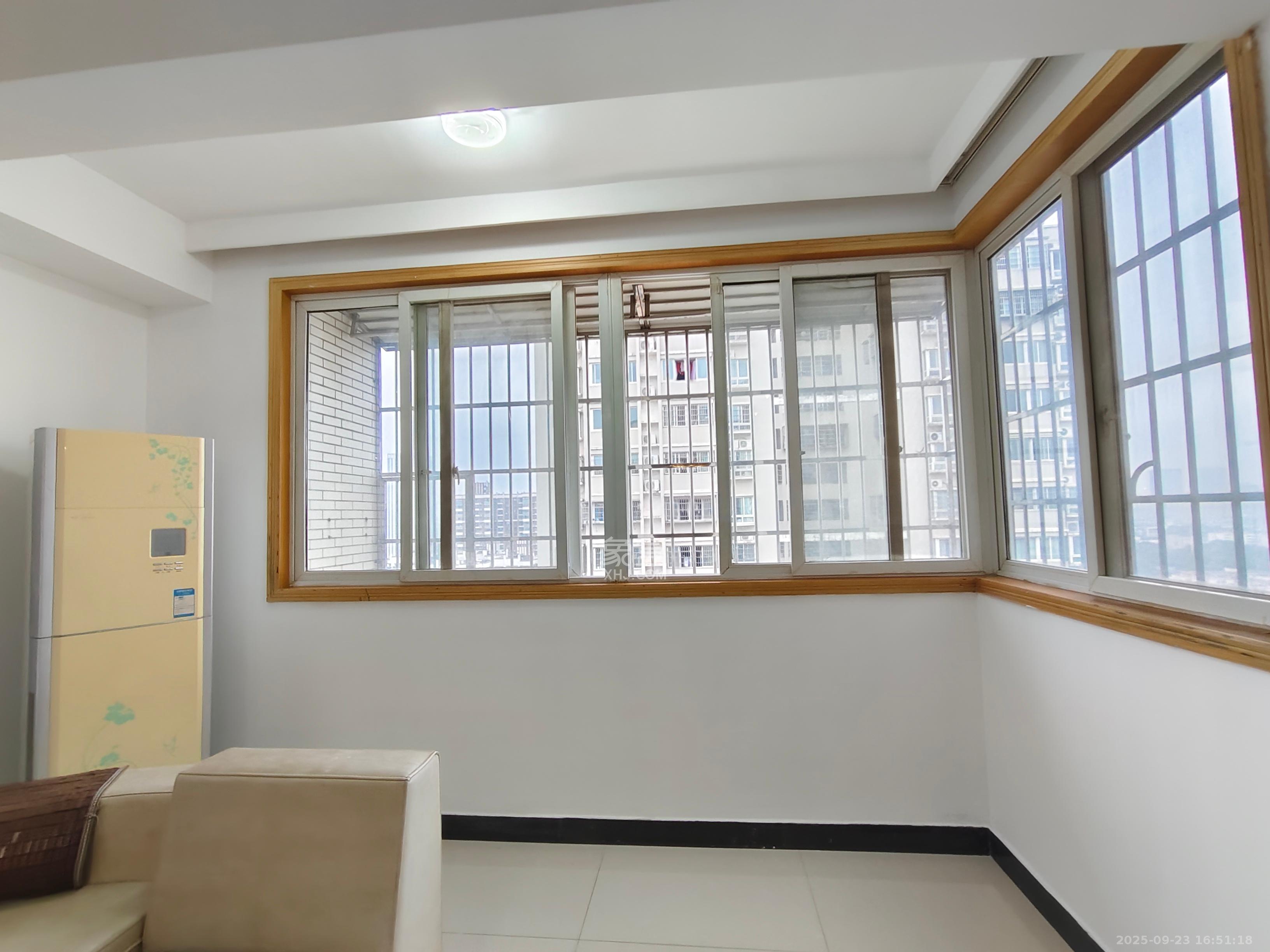 楚天中苑  3室2厅2卫    1800.0元/月 楚天中苑  3室2厅2卫    1800.0元/月室内图