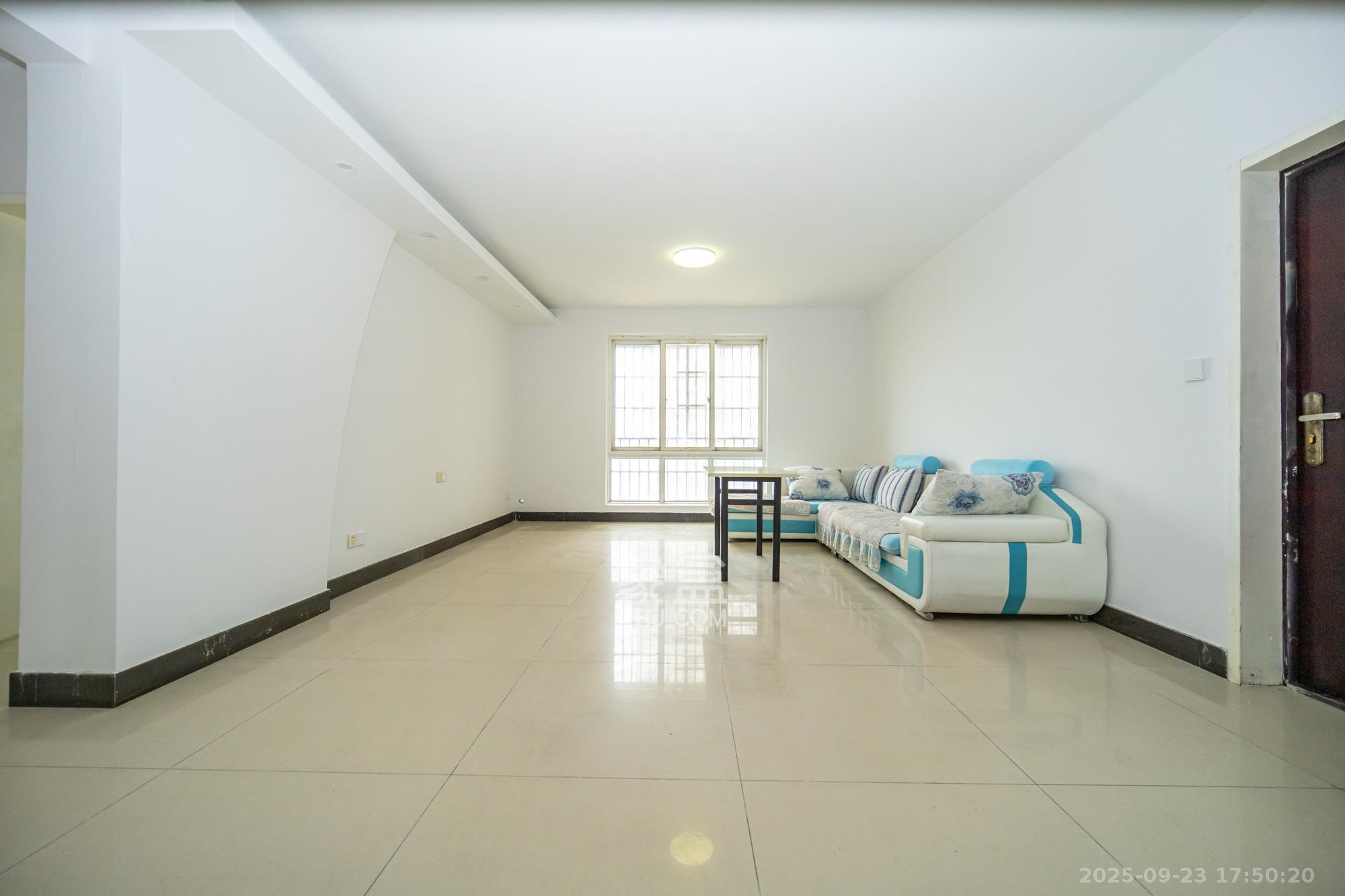 晶华美地 4室2厅2卫 79.8万 晶华美地 4室2厅2卫 79.8万客厅