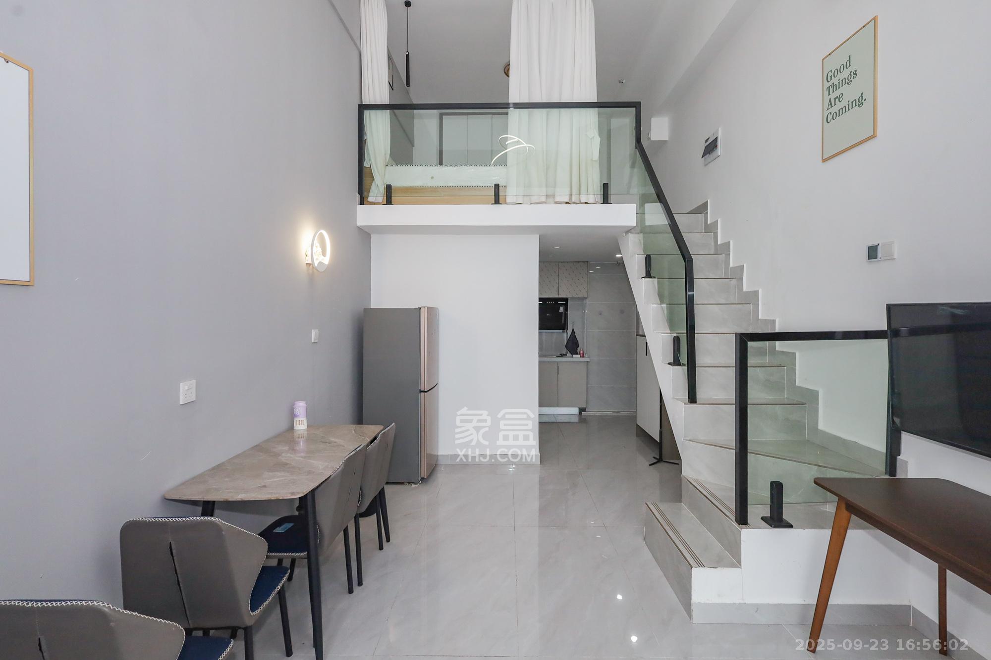 卓越中寰  1室0厅0卫    49.0万客厅