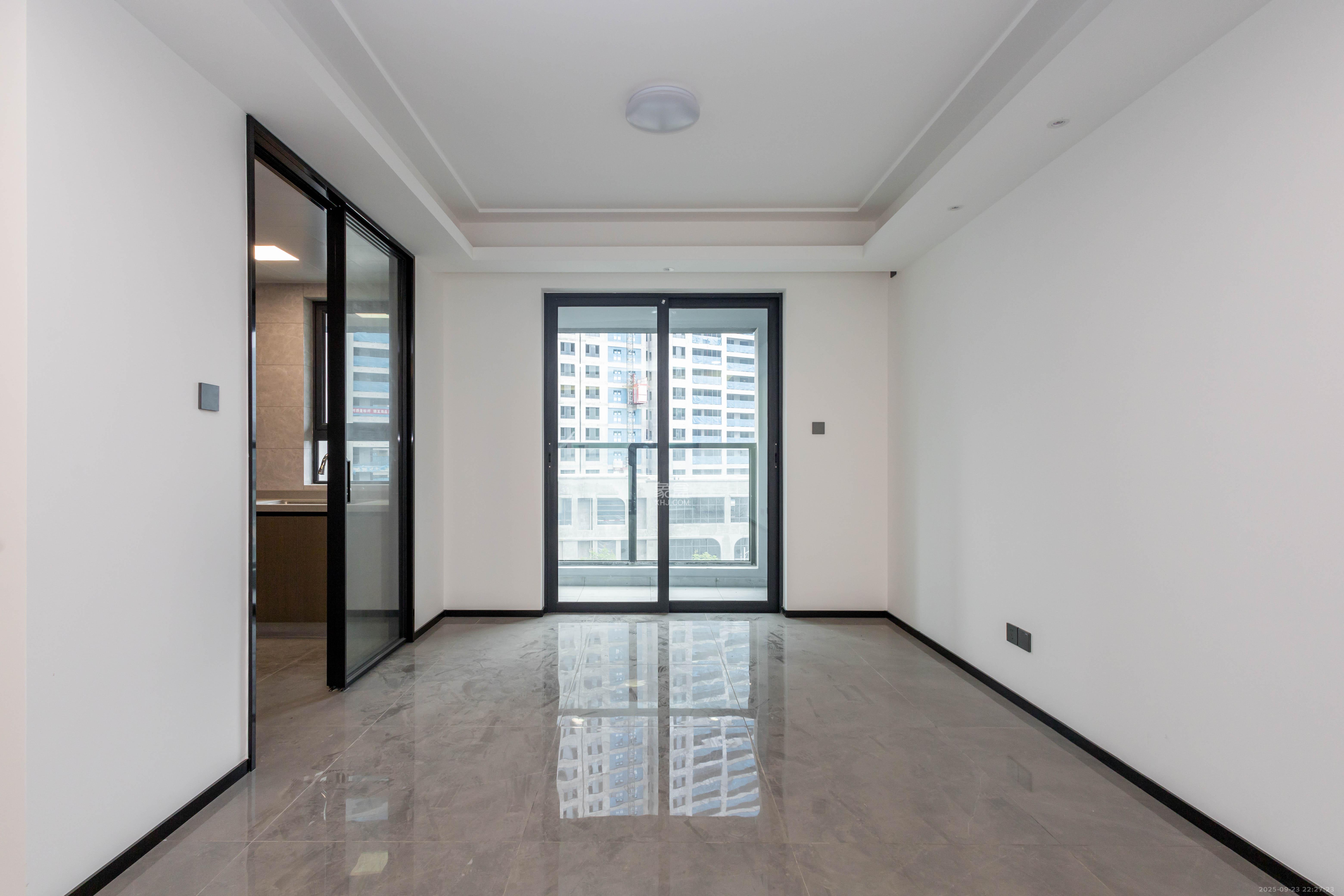 美的云樾 4室2厅1卫 186.0万 美的云樾 4室2厅1卫 186.0万客厅