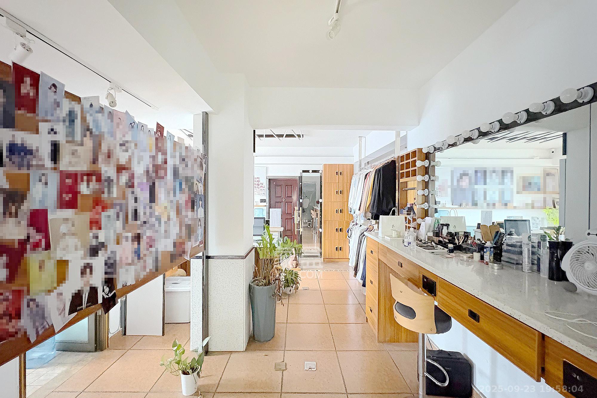 君临国际 2室2厅1卫 117.0万 君临国际 2室2厅1卫 117.0万客厅