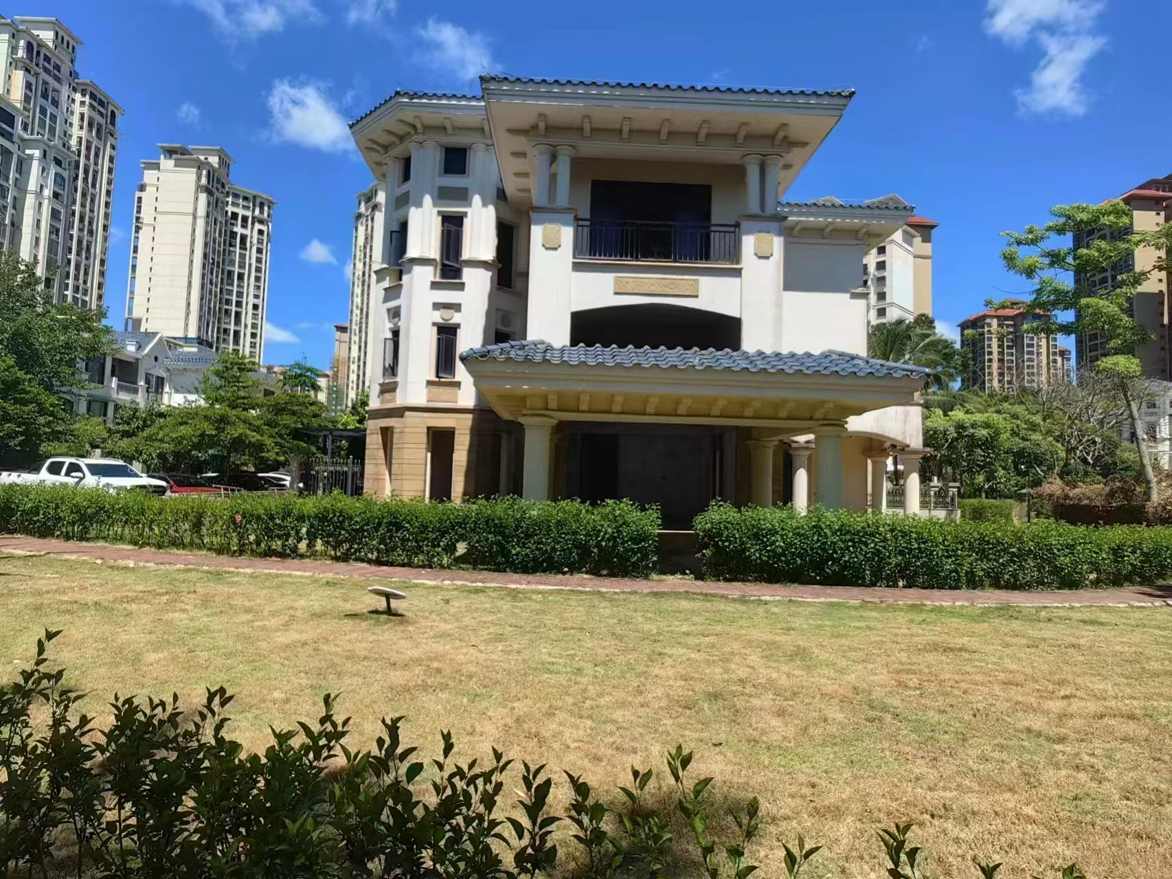 翡翠水城联排别墅 8室3厅4卫 790.0万 翡翠水城联排别墅 8室3厅4卫 790.0万客厅