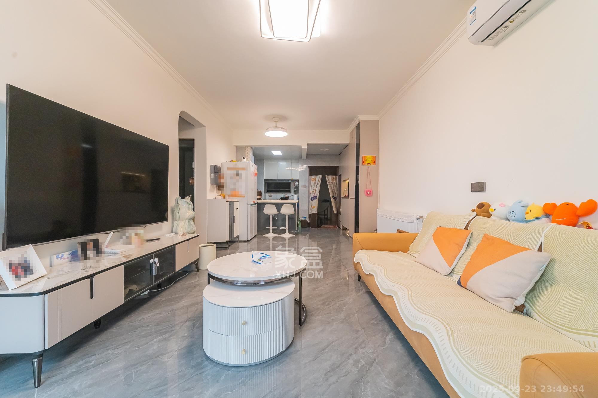 旭辉美的东樾城  3室2厅2卫    89.8万客厅