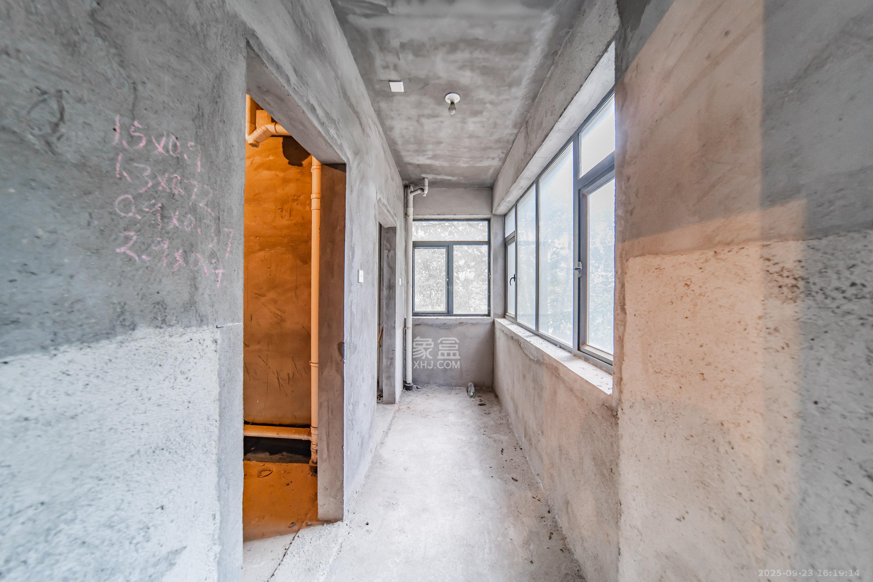 麓山翰林苑 4室2厅2卫 130.0万 麓山翰林苑 4室2厅2卫 130.0万阳台