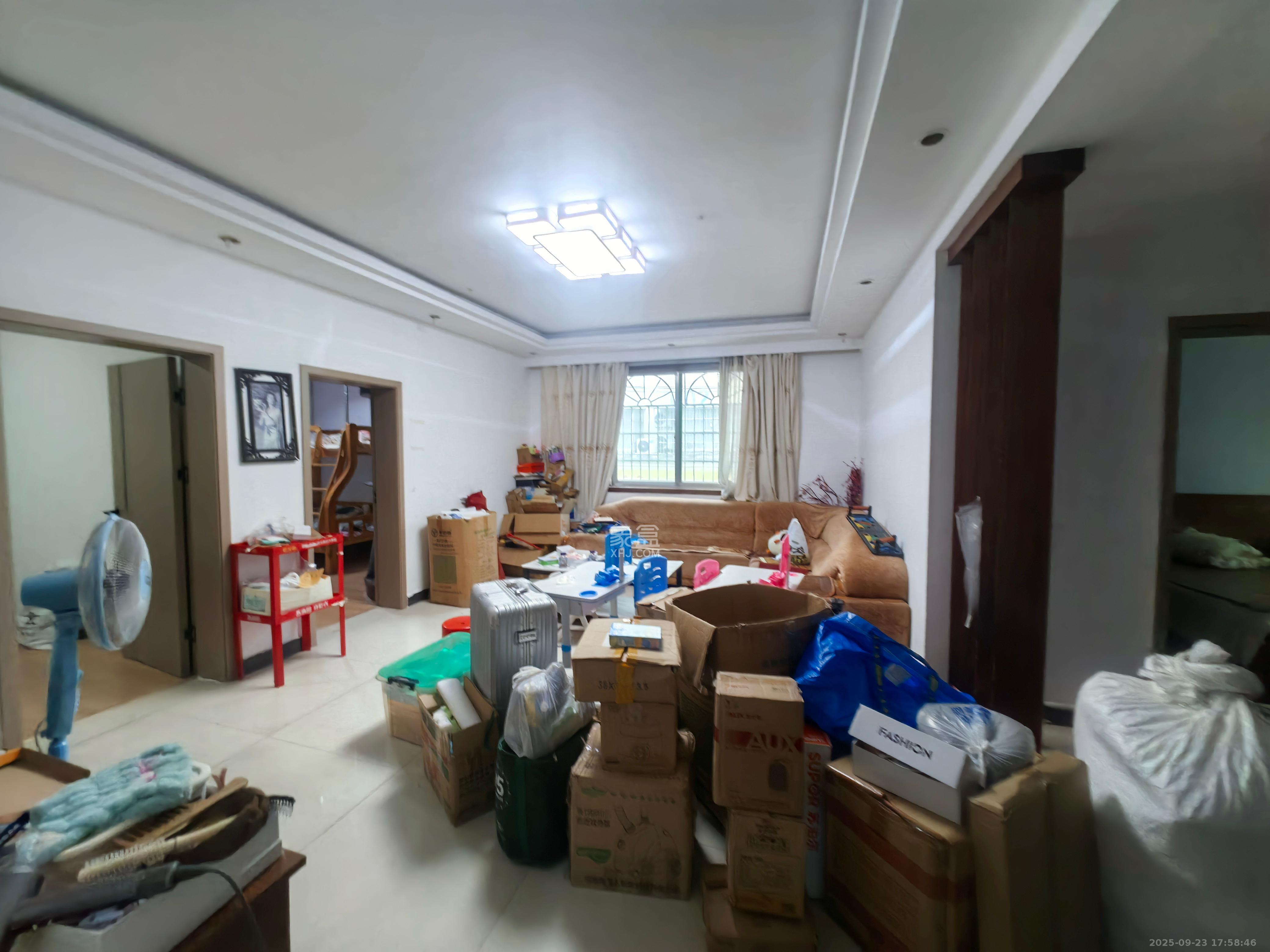 中南汽车世界  3室2厅1卫   1400.00元/月