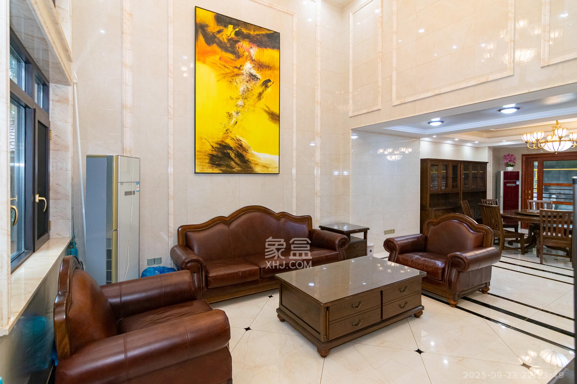 悦禧国际山庄 5室3厅4卫 438.0万 悦禧国际山庄 5室3厅4卫 438.0万客厅