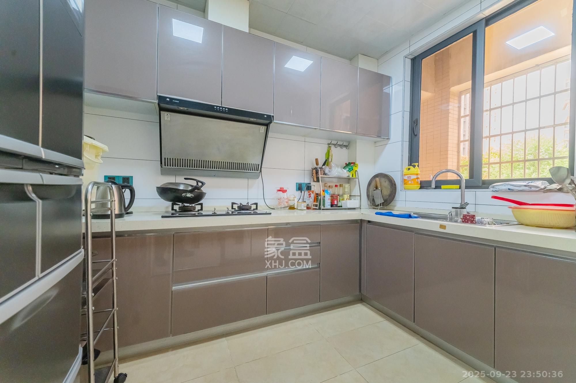 深业睿城  4室2厅2卫    133.8万厨房