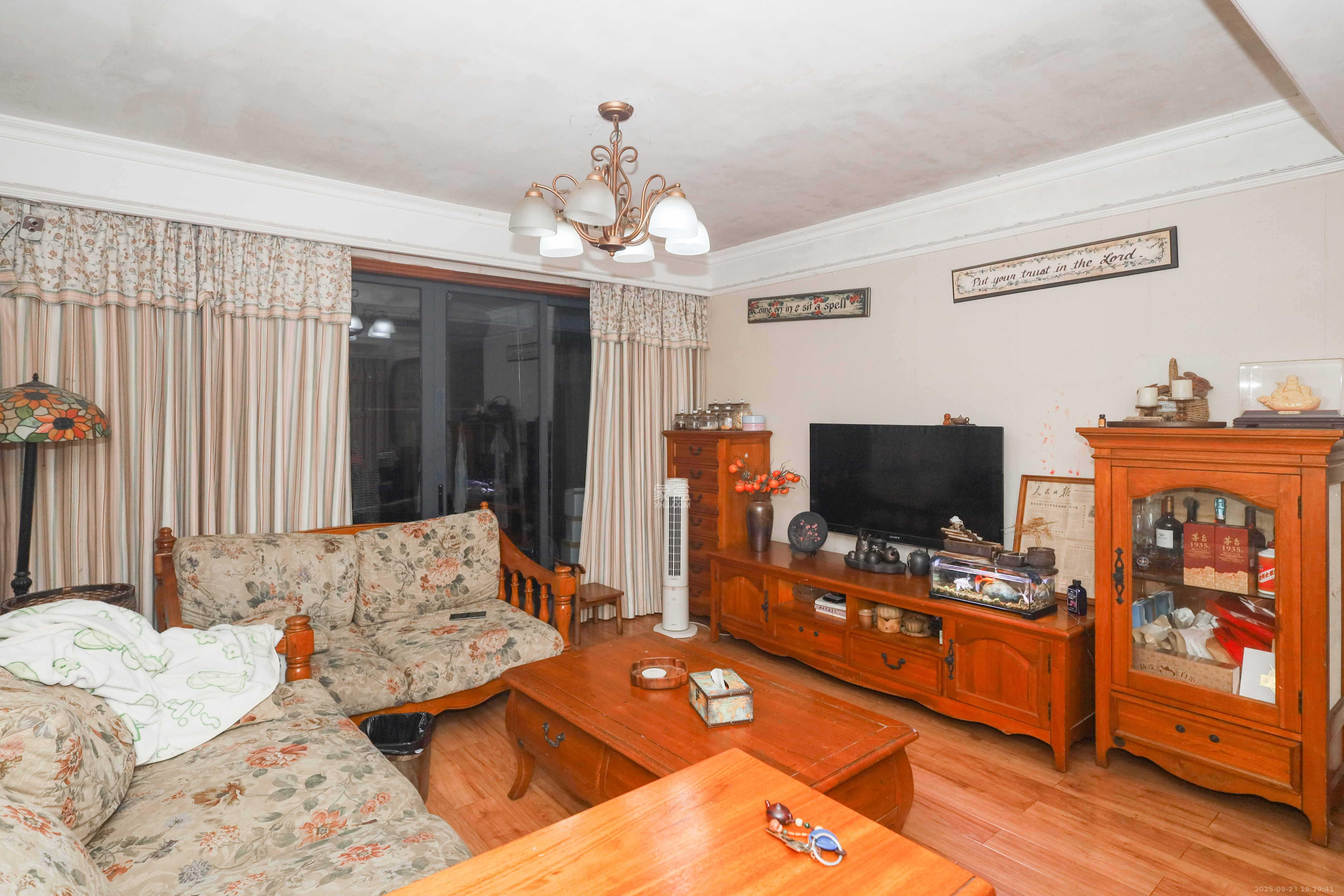 保利麓谷林语B区 3室2厅2卫 105.0万 保利麓谷林语B区 3室2厅2卫 105.0万客厅