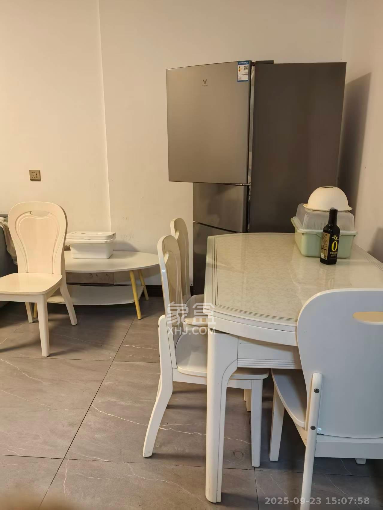 绿地新都会  2室2厅1卫    1800.0元/月室内图