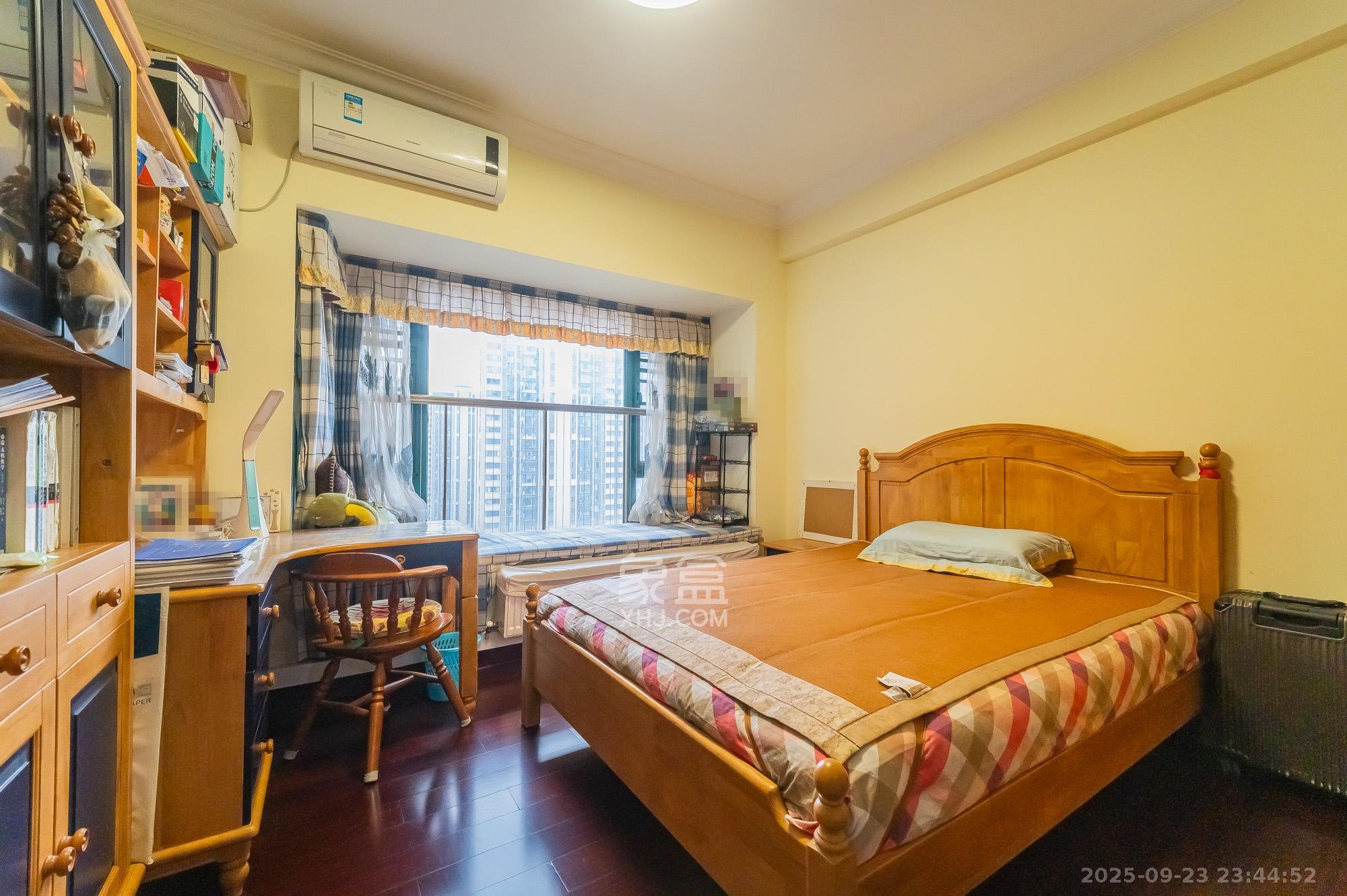 恒大翡翠华庭  4室2厅2卫    109.8万卧室