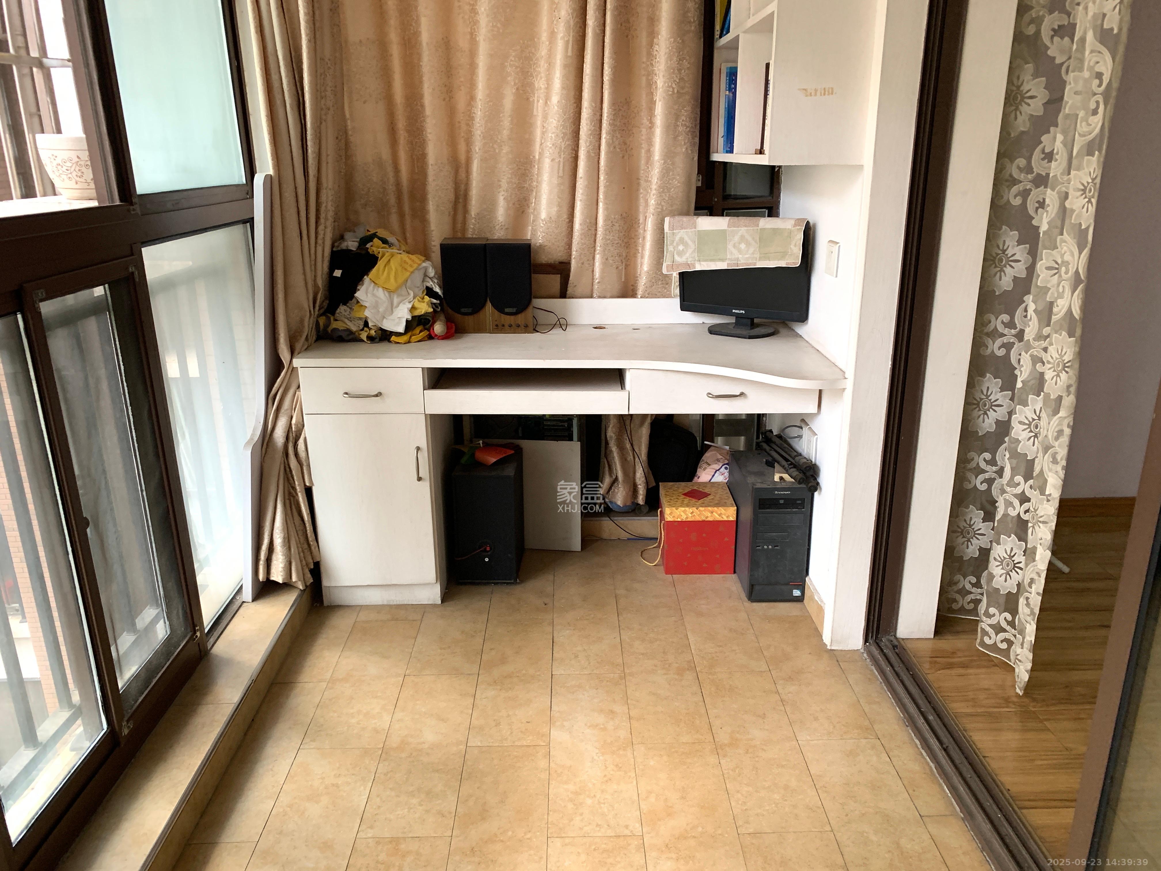 水岸世景  3室2厅2卫    2200.0元/月室内图