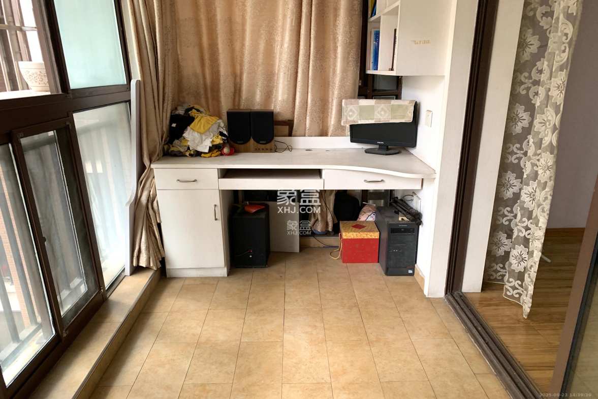 水岸世景  3室2厅2卫    2200.0元/月 水岸世景  3室2厅2卫    2200.0元/月室内图