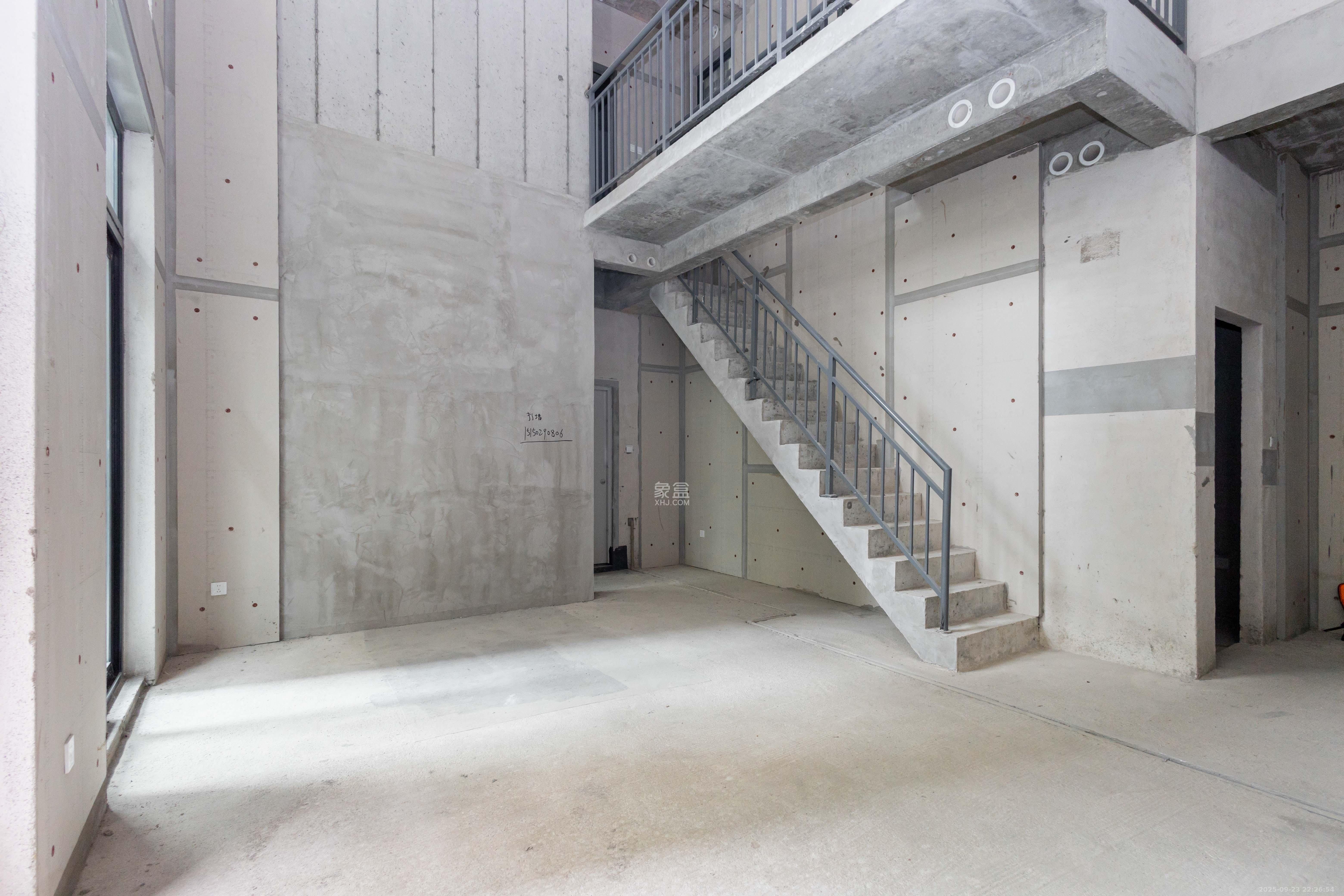 中建桃李九章  3室1厅2卫    150.0万客厅