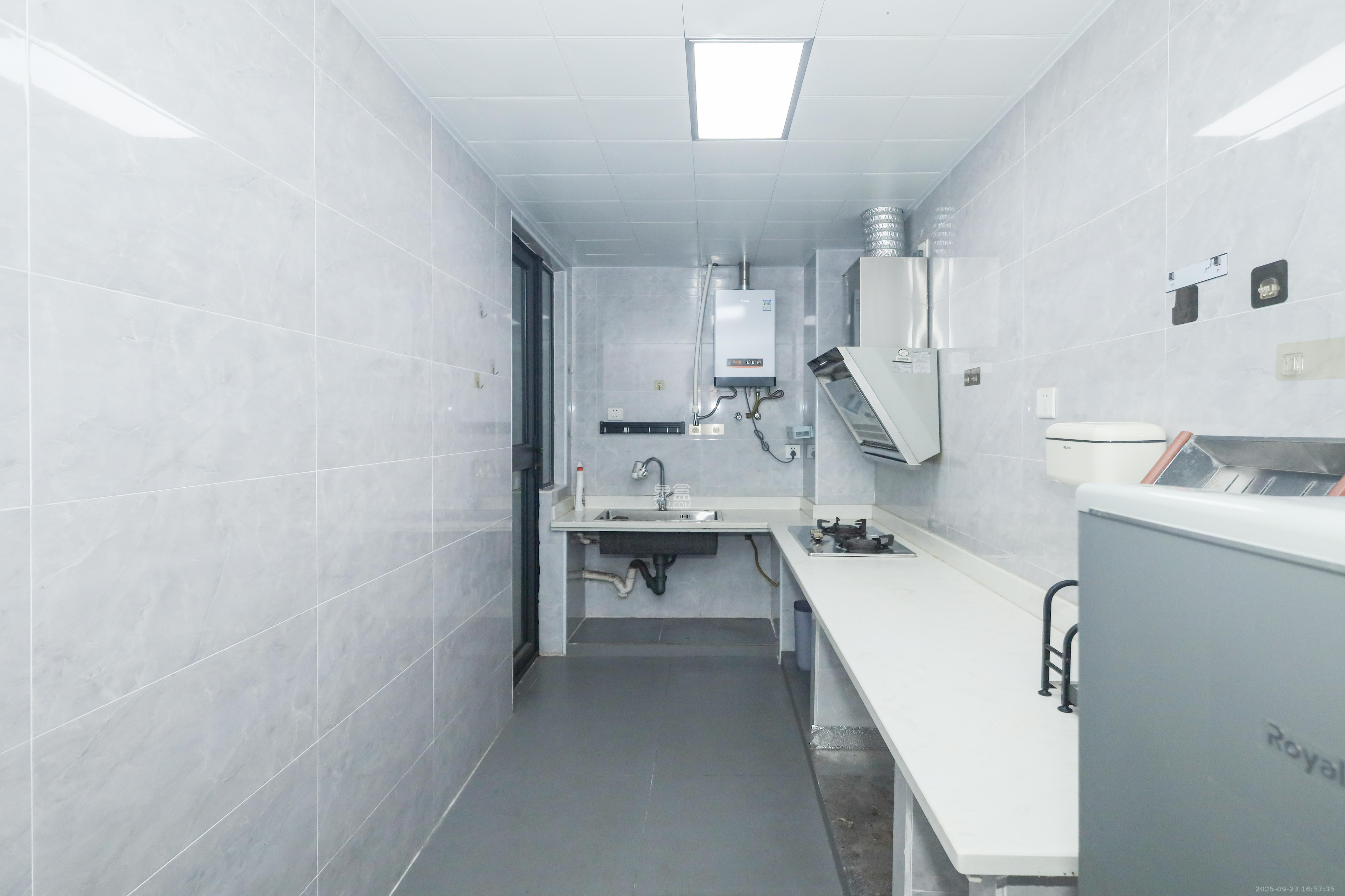 保利麓谷林语A区  2室1厅1卫    68.0万厨房