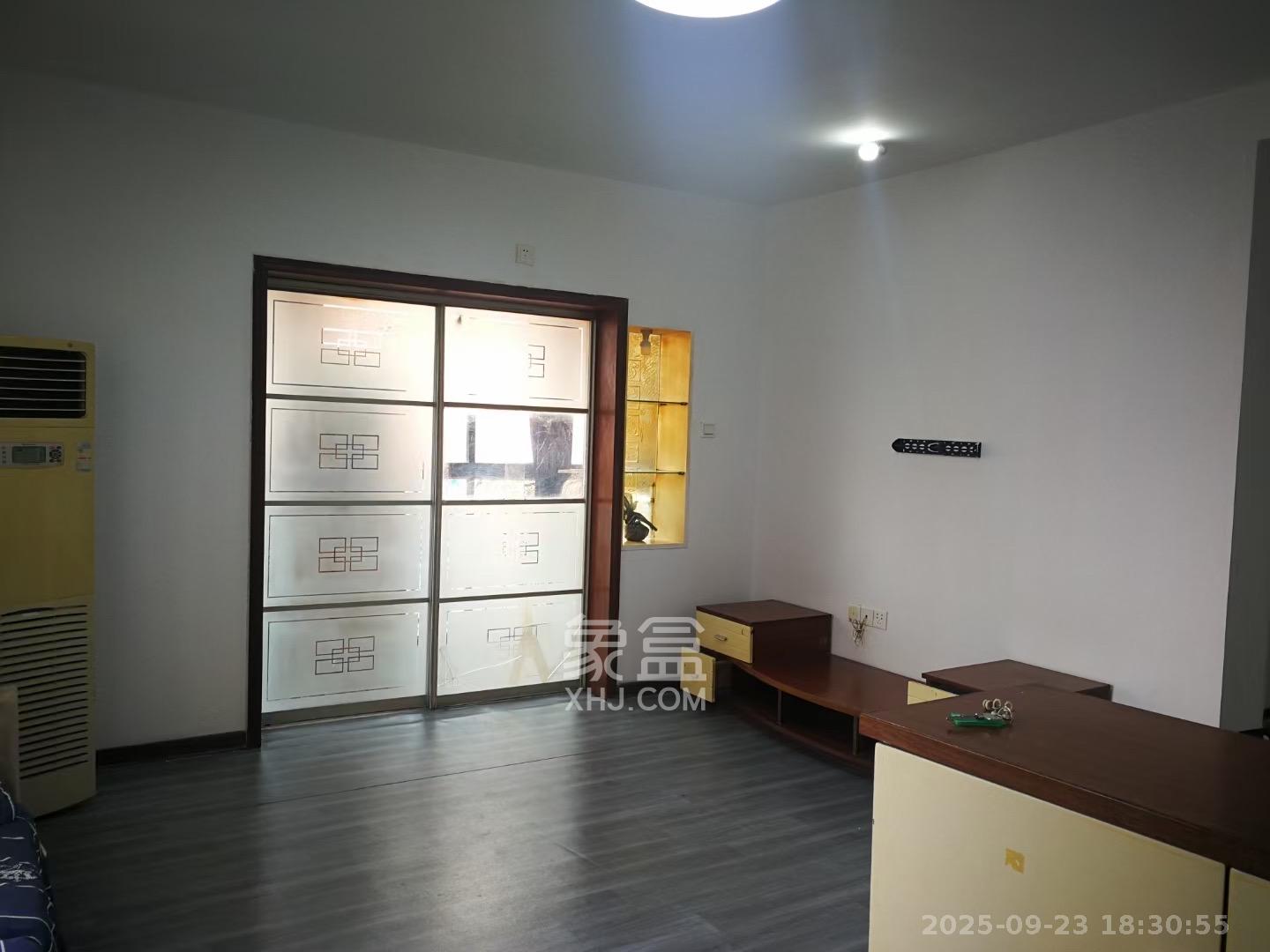 东方新城 2室2厅1卫 2100.0元/月 东方新城 2室2厅1卫 2100.0元/月室内图