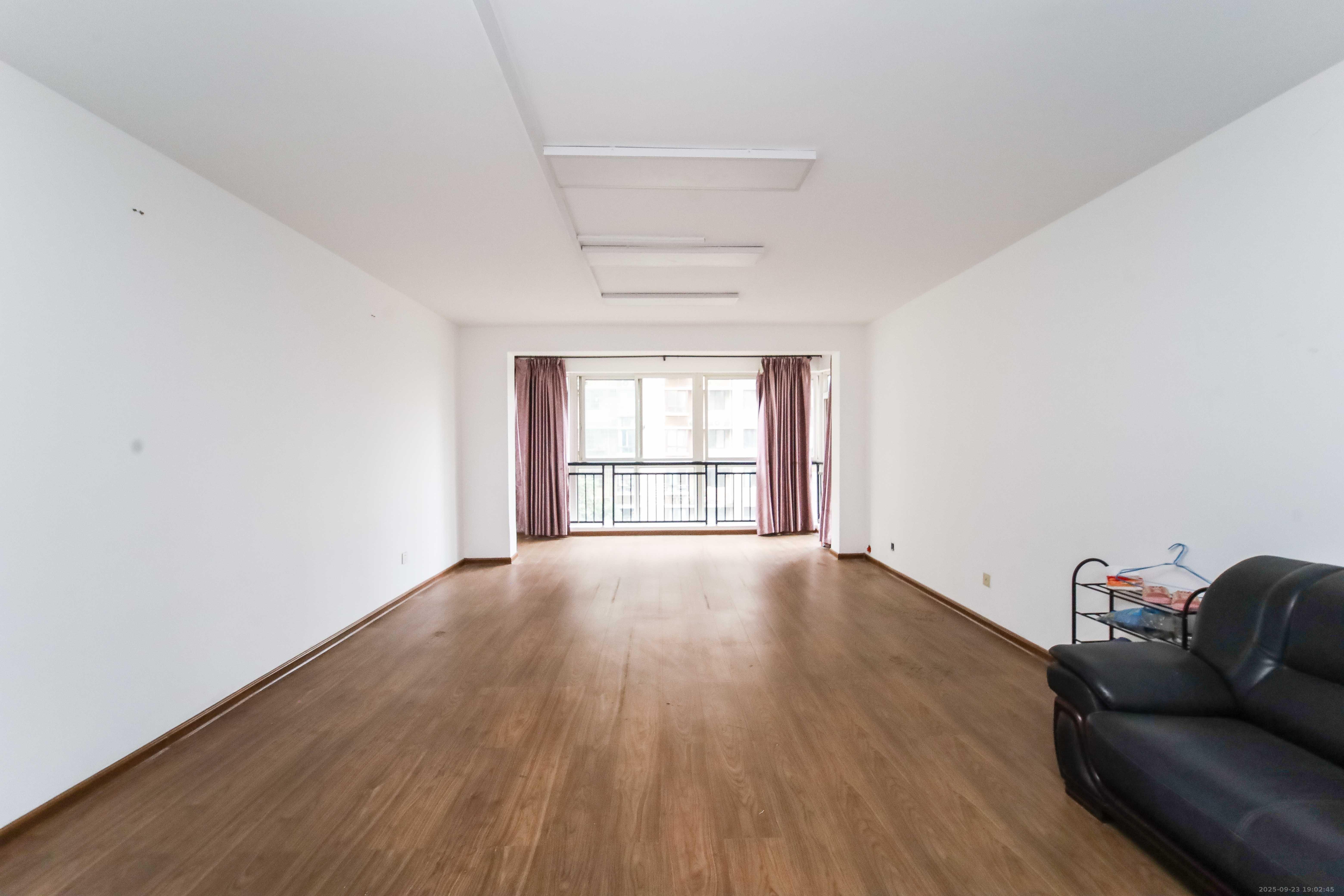 丽景新贵 4室2厅2卫 120.0万 丽景新贵 4室2厅2卫 120.0万客厅