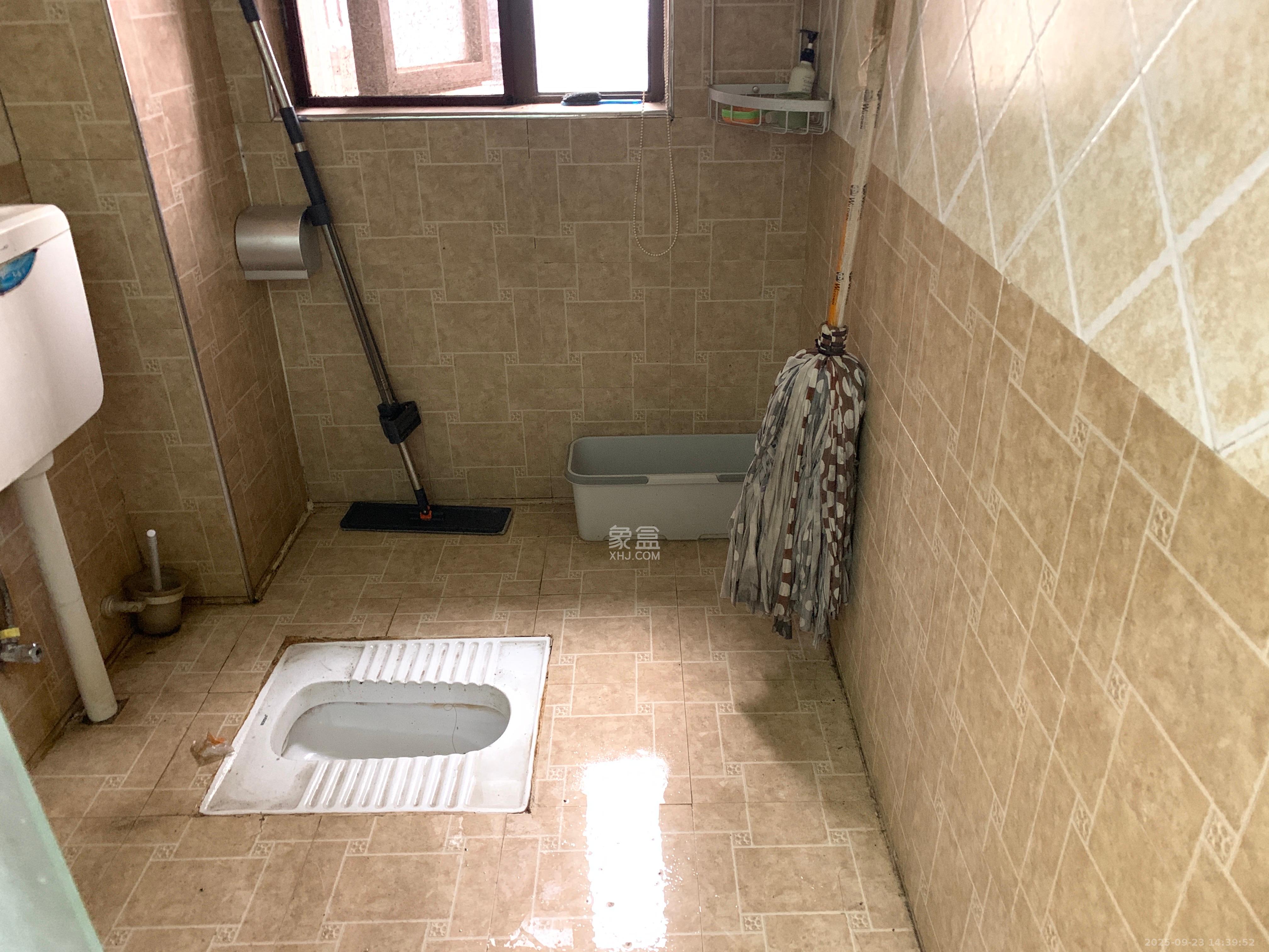 水岸世景  3室2厅2卫    2200.0元/月室内图