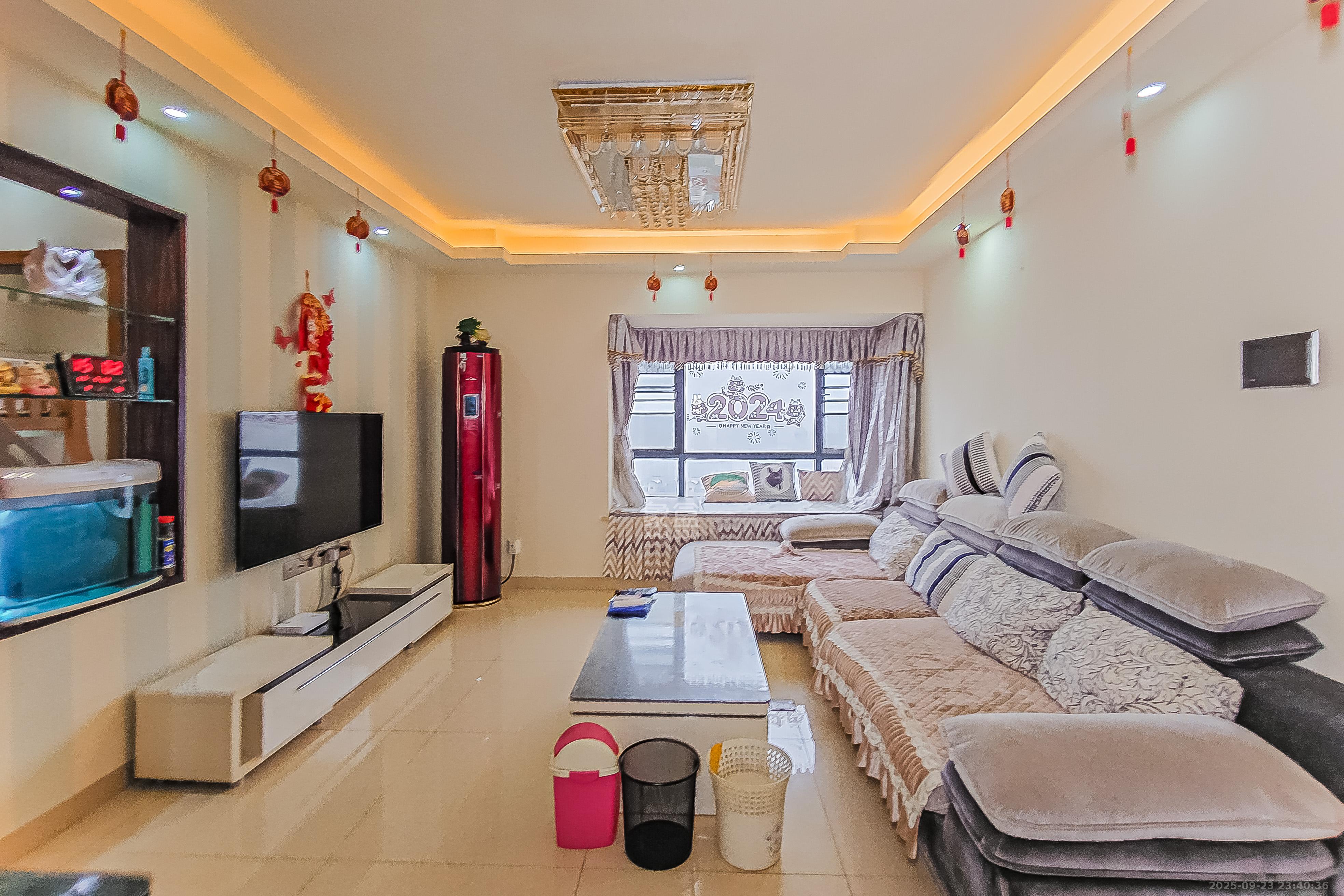 钱隆首府(福晟御园) 3室2厅2卫 150.0万 钱隆首府(福晟御园) 3室2厅2卫 150.0万客厅