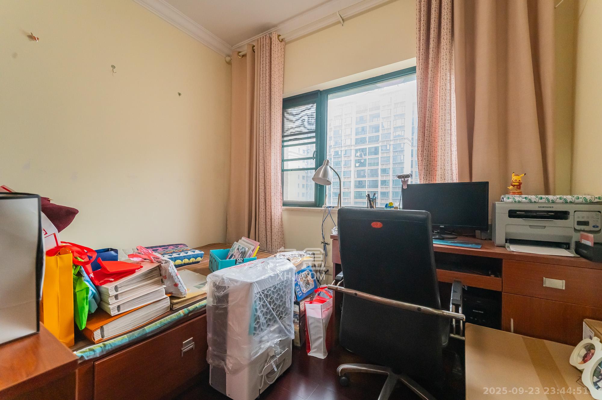 恒大翡翠华庭  4室2厅2卫    109.8万卧室