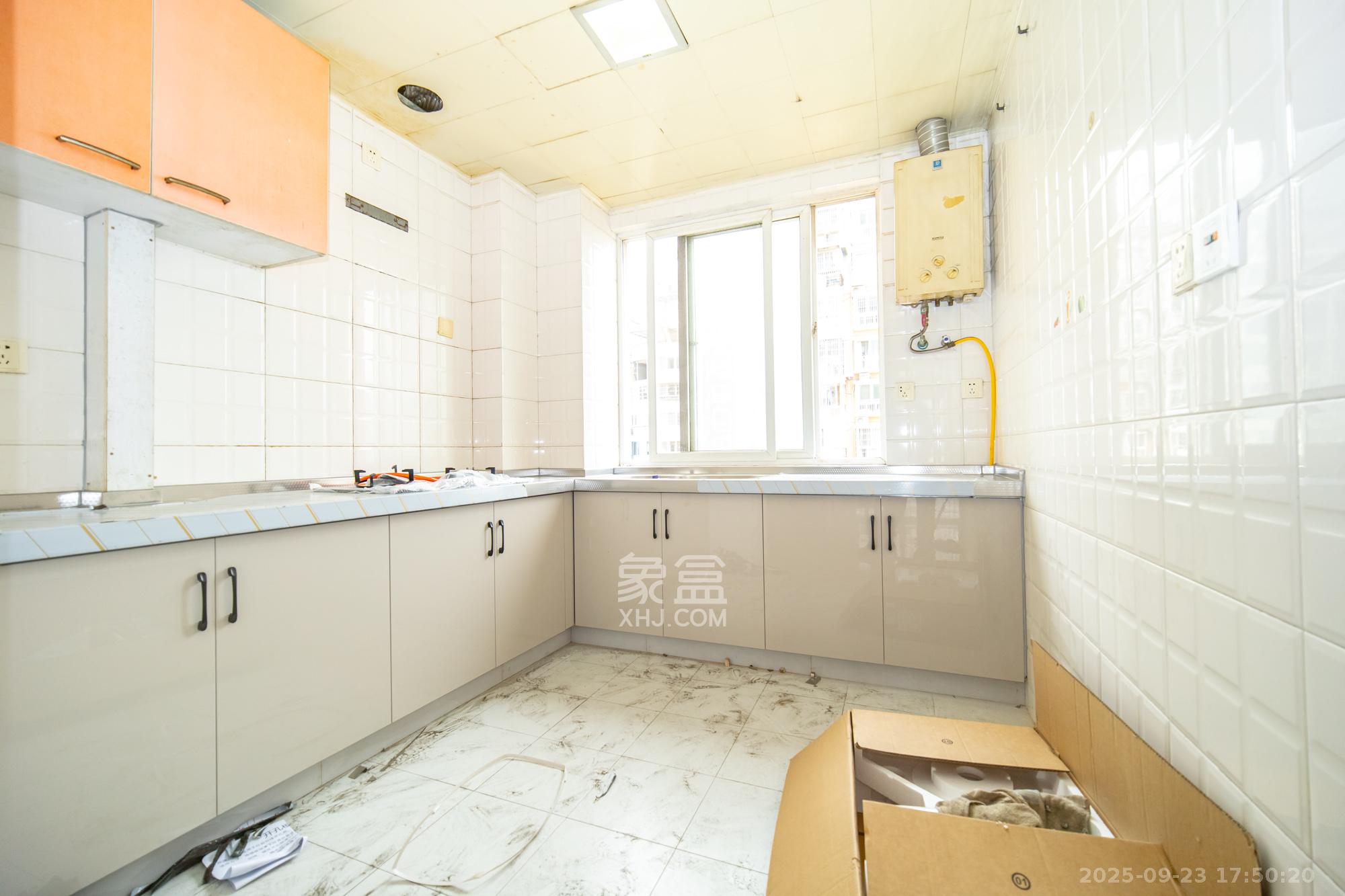 晶华美地 4室2厅2卫 79.8万 晶华美地 4室2厅2卫 79.8万厨房