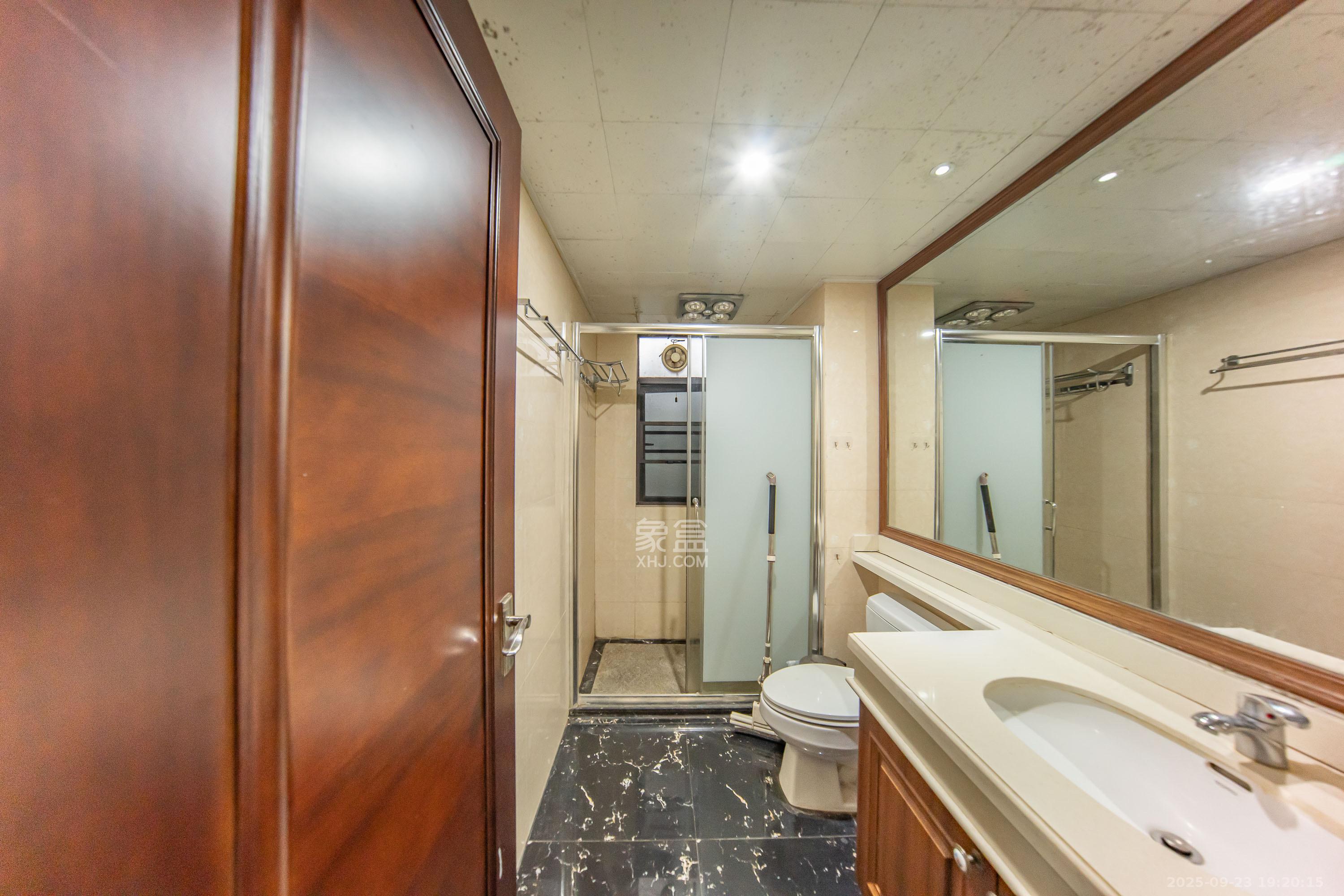 中海国际三期 3室2厅2卫 2400.0元/月 中海国际三期 3室2厅2卫 2400.0元/月室内图