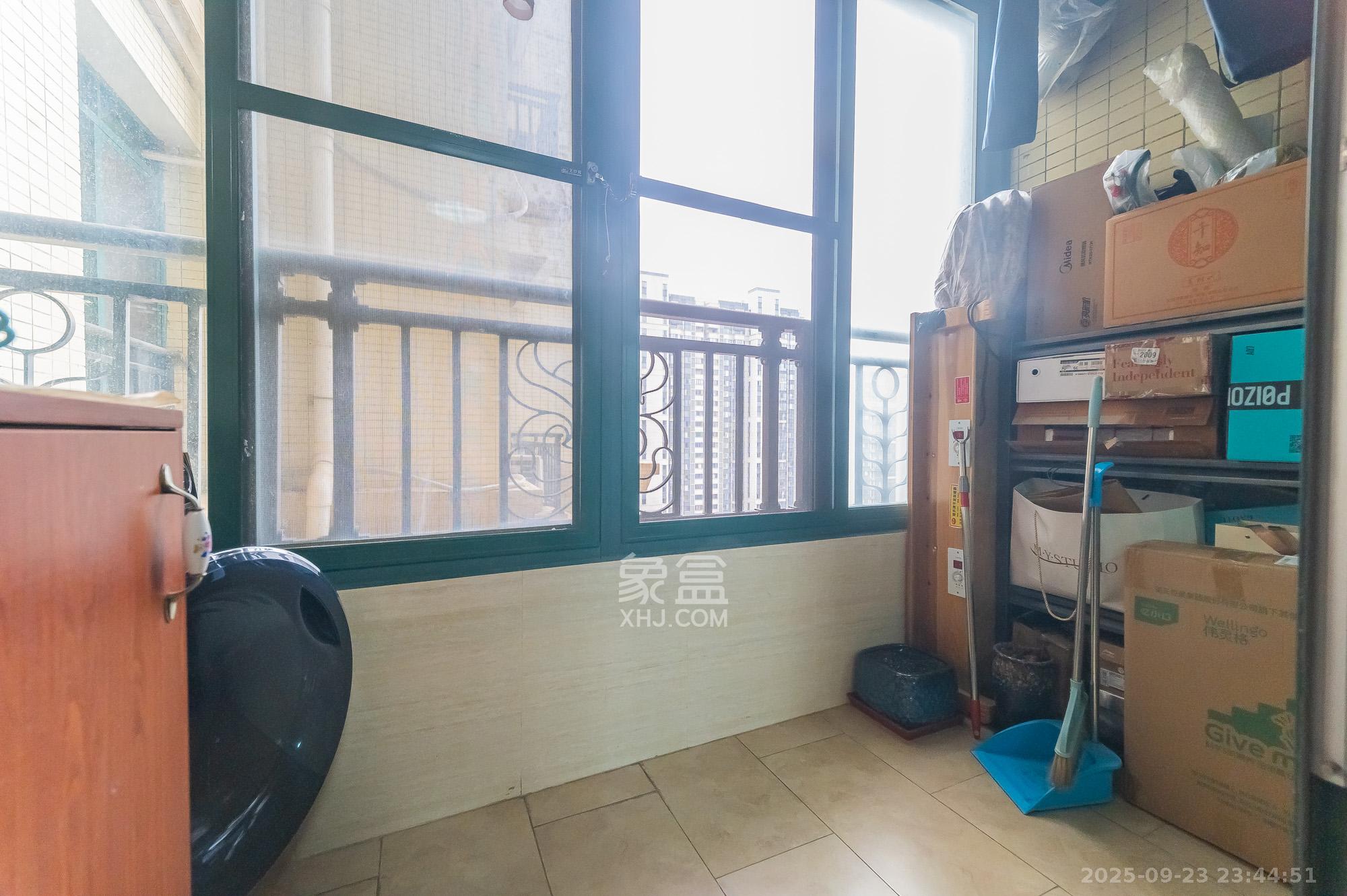 恒大翡翠华庭  4室2厅2卫    109.8万阳台