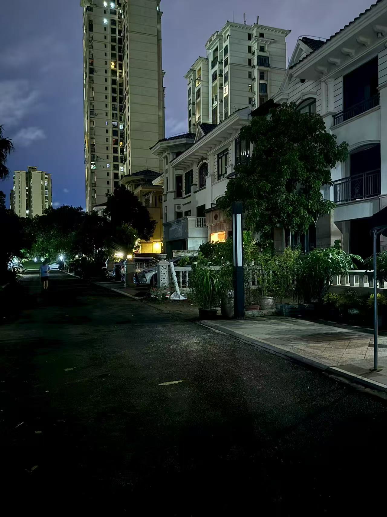 翡翠水城联排别墅 8室3厅4卫 790.0万 翡翠水城联排别墅 8室3厅4卫 790.0万客厅