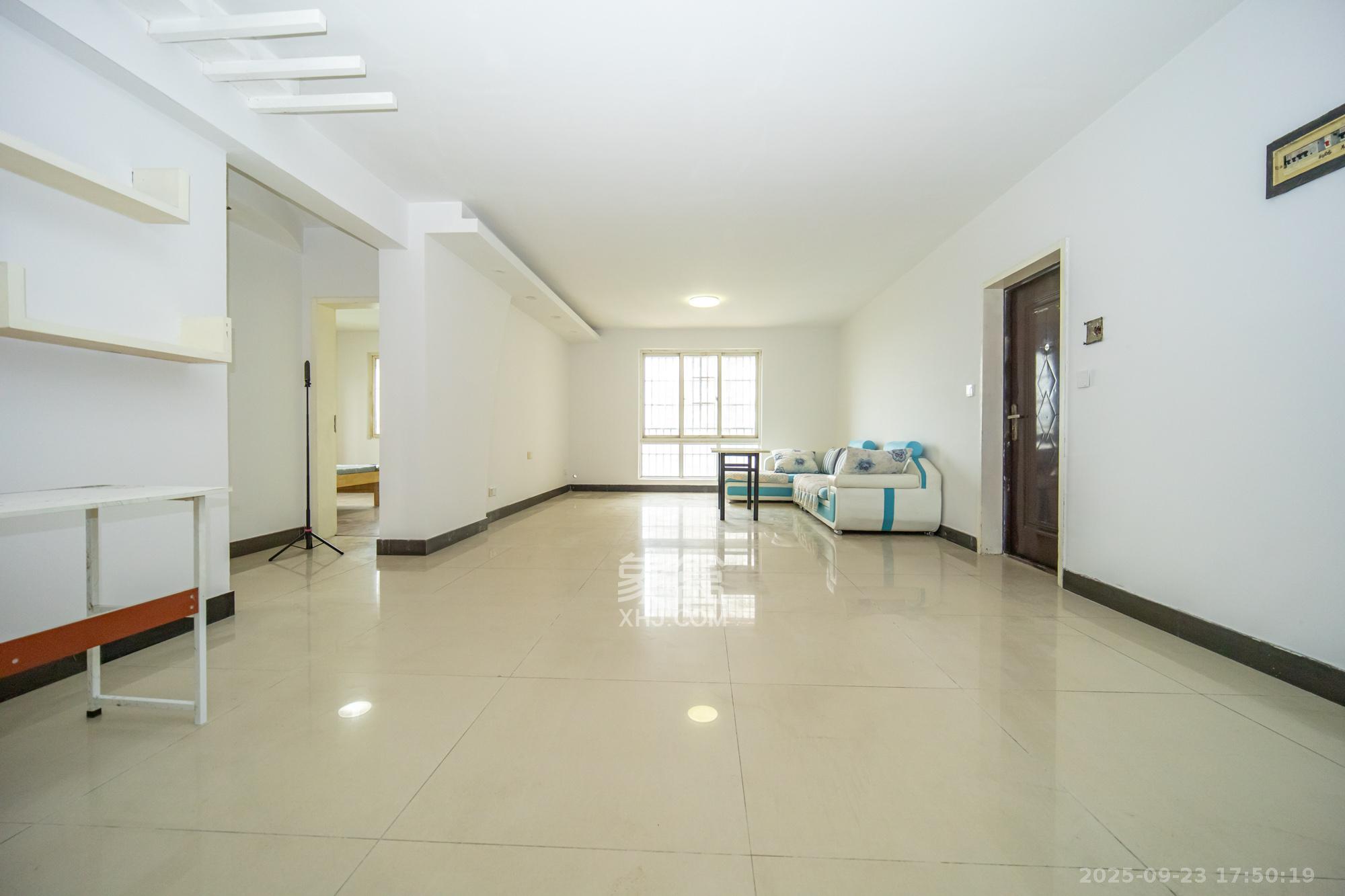 晶华美地 4室2厅2卫 79.8万 晶华美地 4室2厅2卫 79.8万客厅