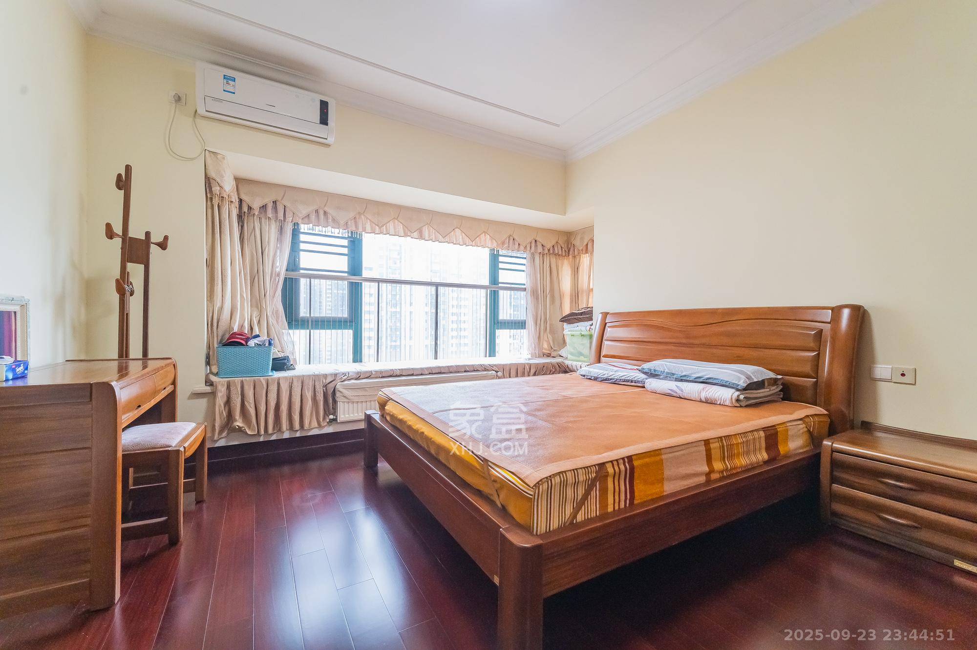 恒大翡翠华庭  4室2厅2卫    109.8万卧室