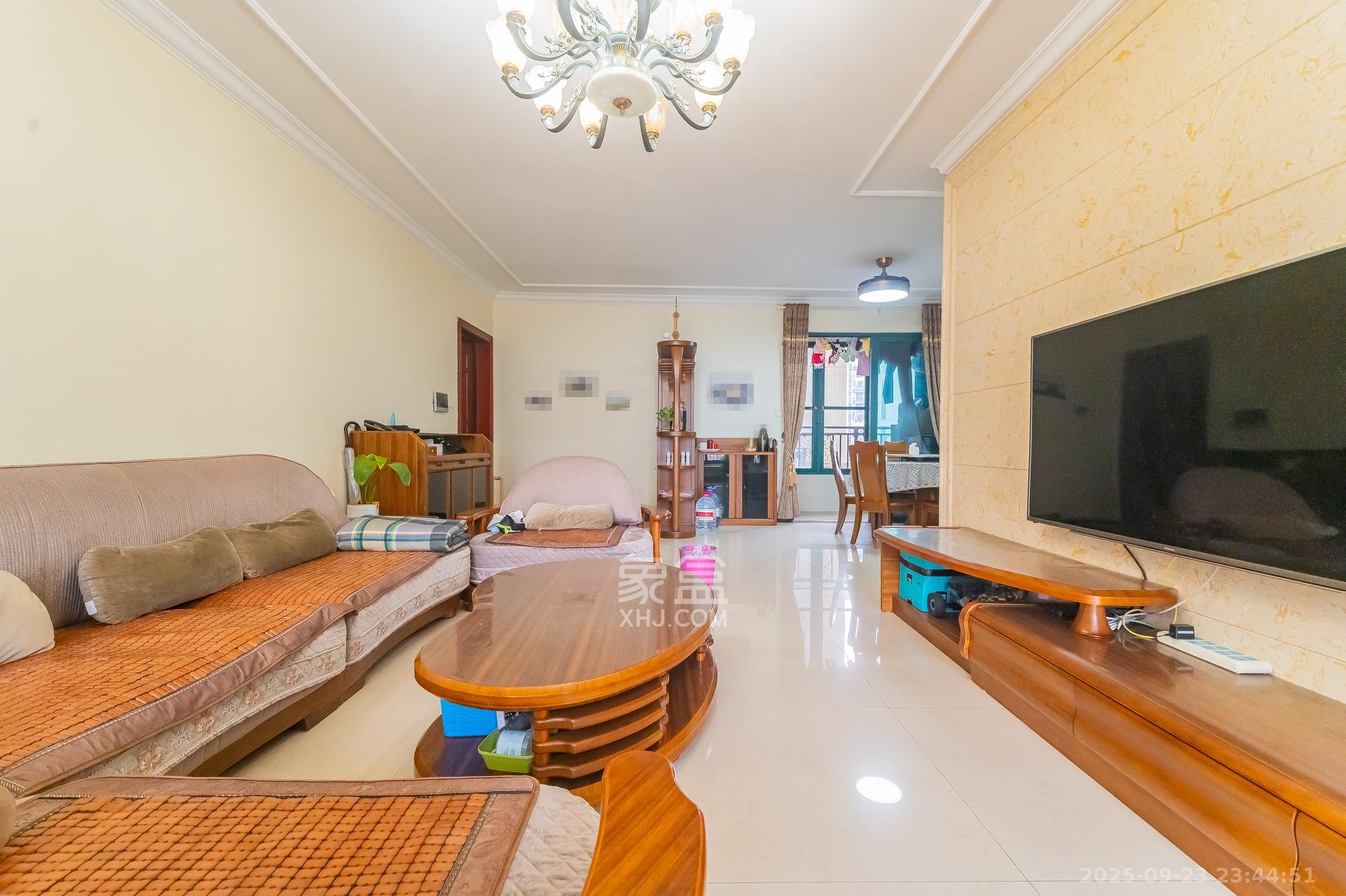 恒大翡翠华庭  4室2厅2卫    109.8万客厅