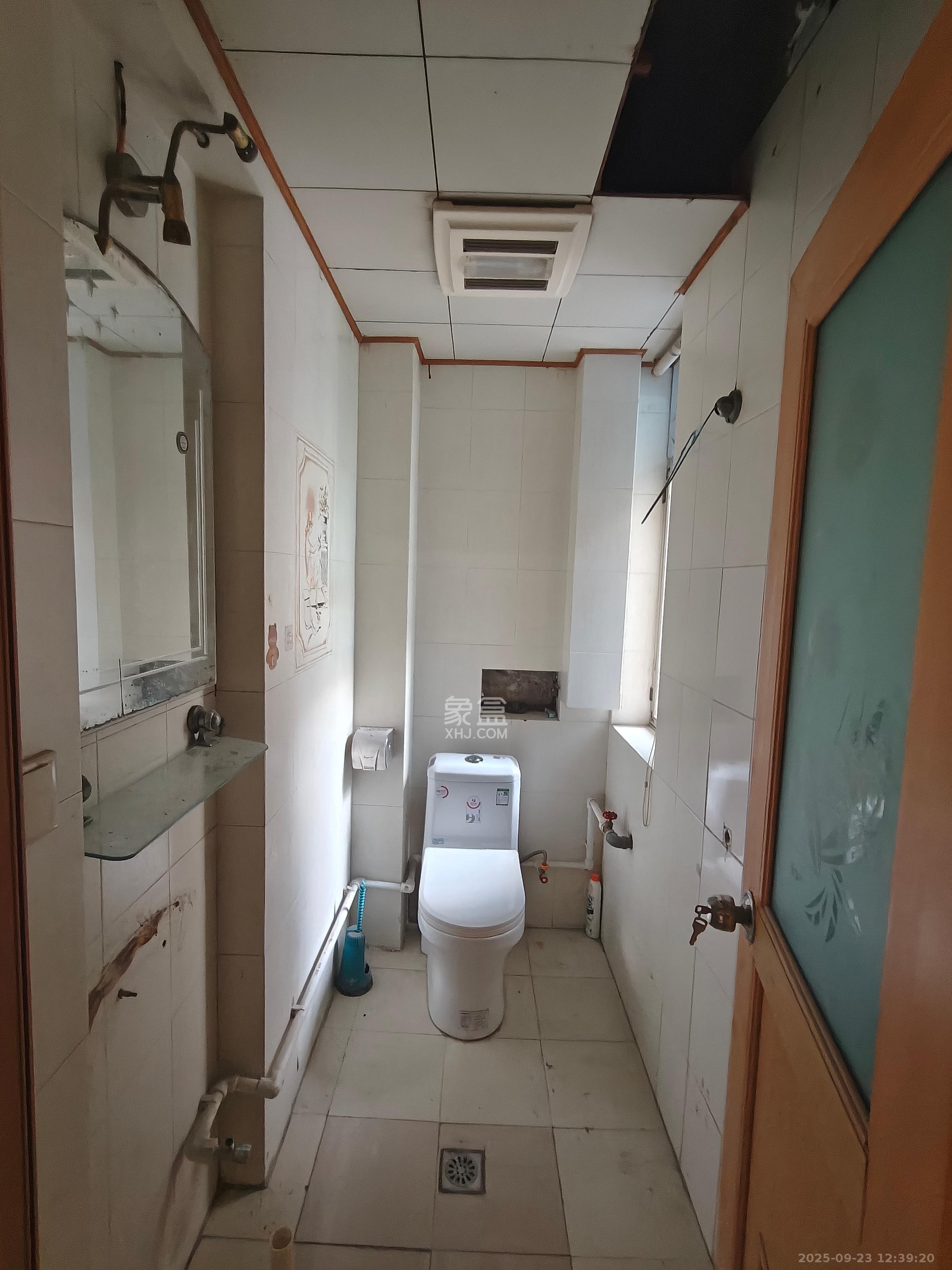 军安苑小区 4室2厅2卫 2000.0元/月 军安苑小区 4室2厅2卫 2000.0元/月室内图