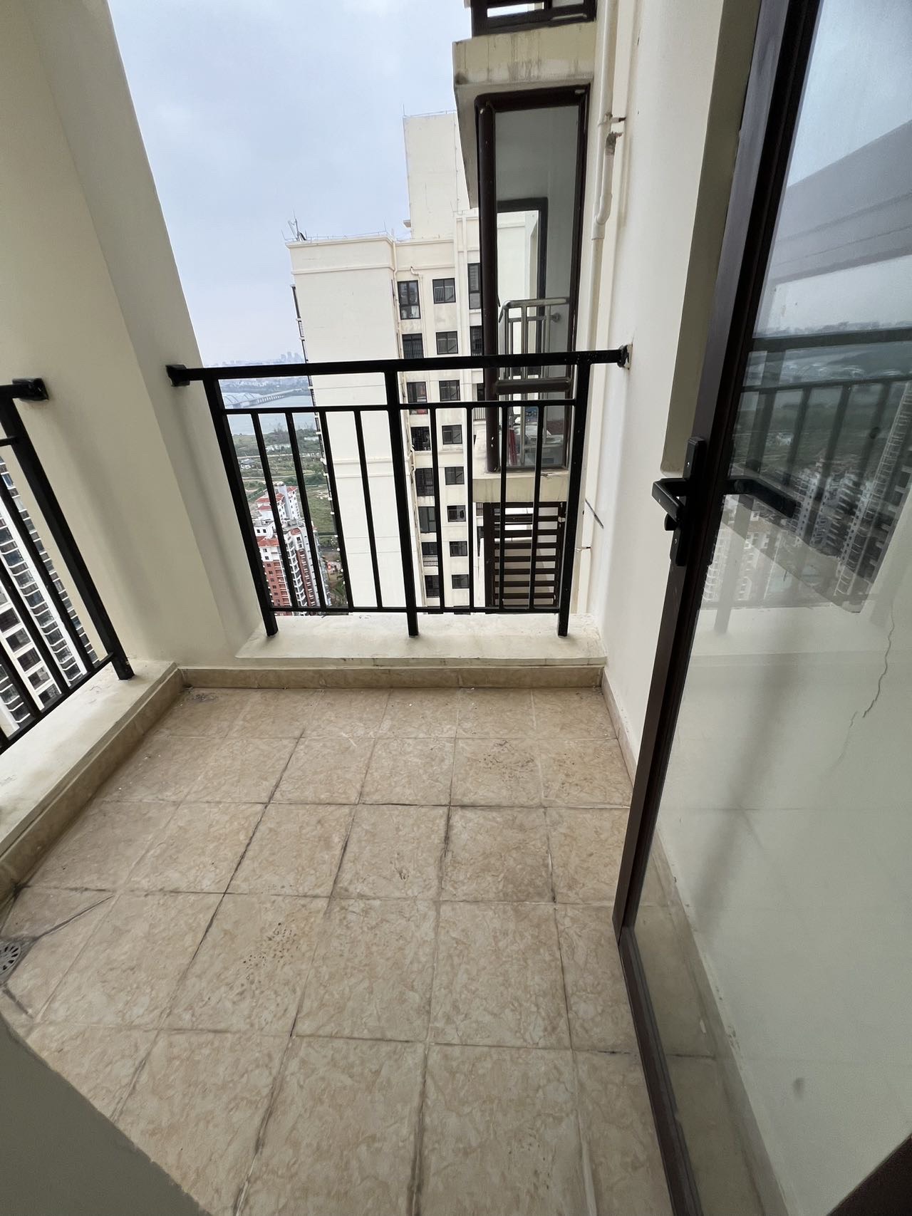 新琼雅苑 4室2厅2卫 135.0万 新琼雅苑 4室2厅2卫 135.0万客厅