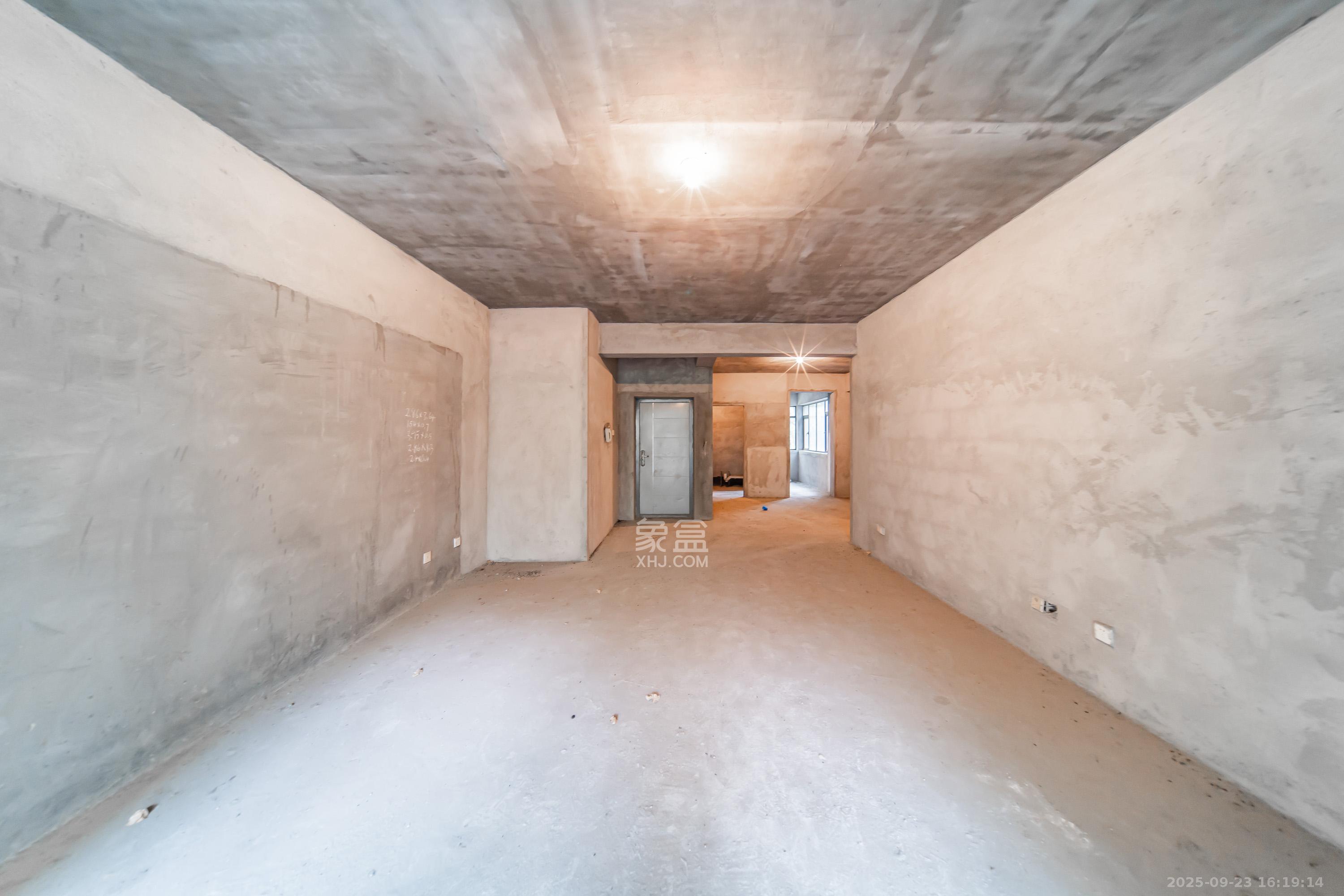 麓山翰林苑  4室2厅2卫    130.0万客厅