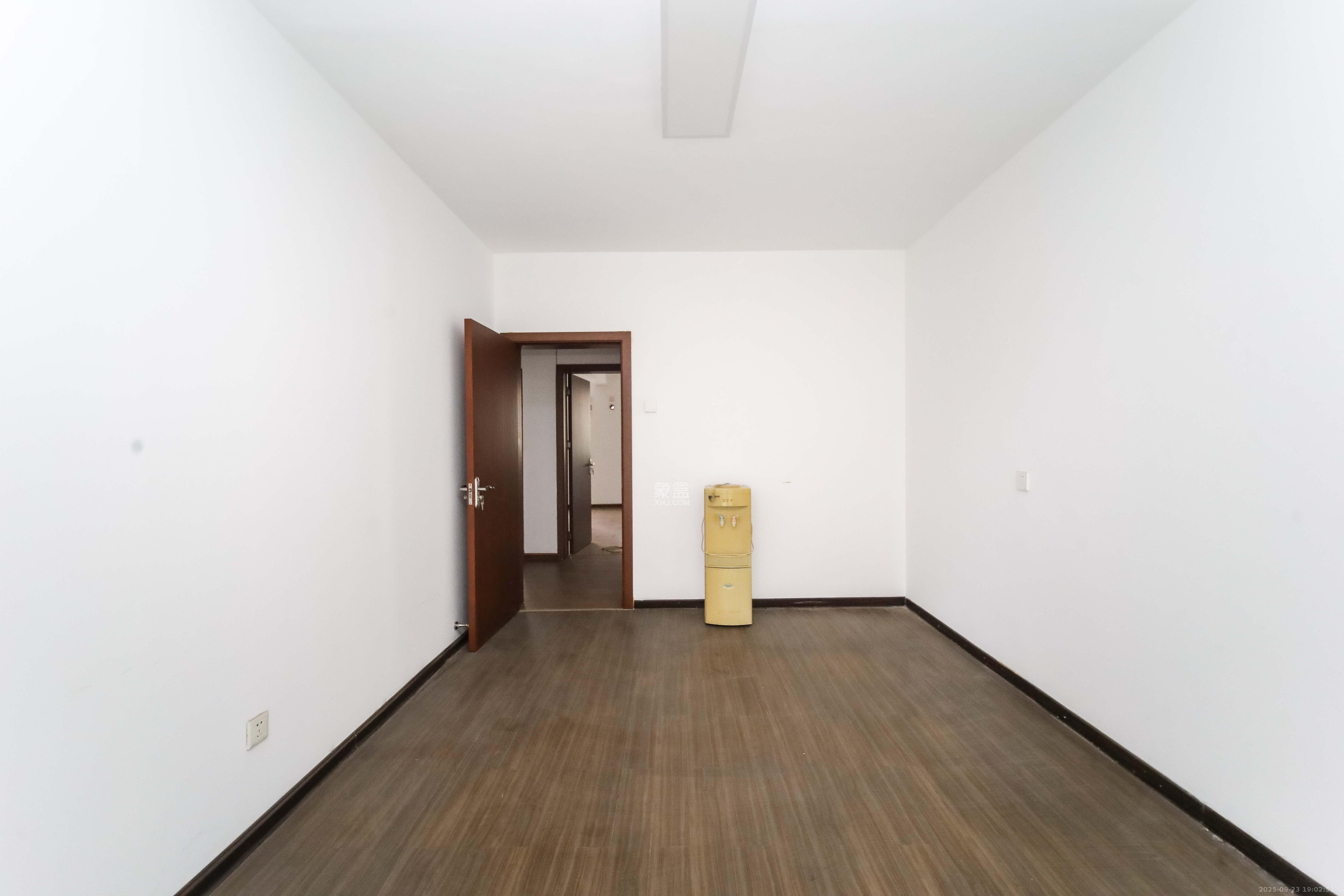 丽景新贵 4室2厅2卫 120.0万 丽景新贵 4室2厅2卫 120.0万卧室