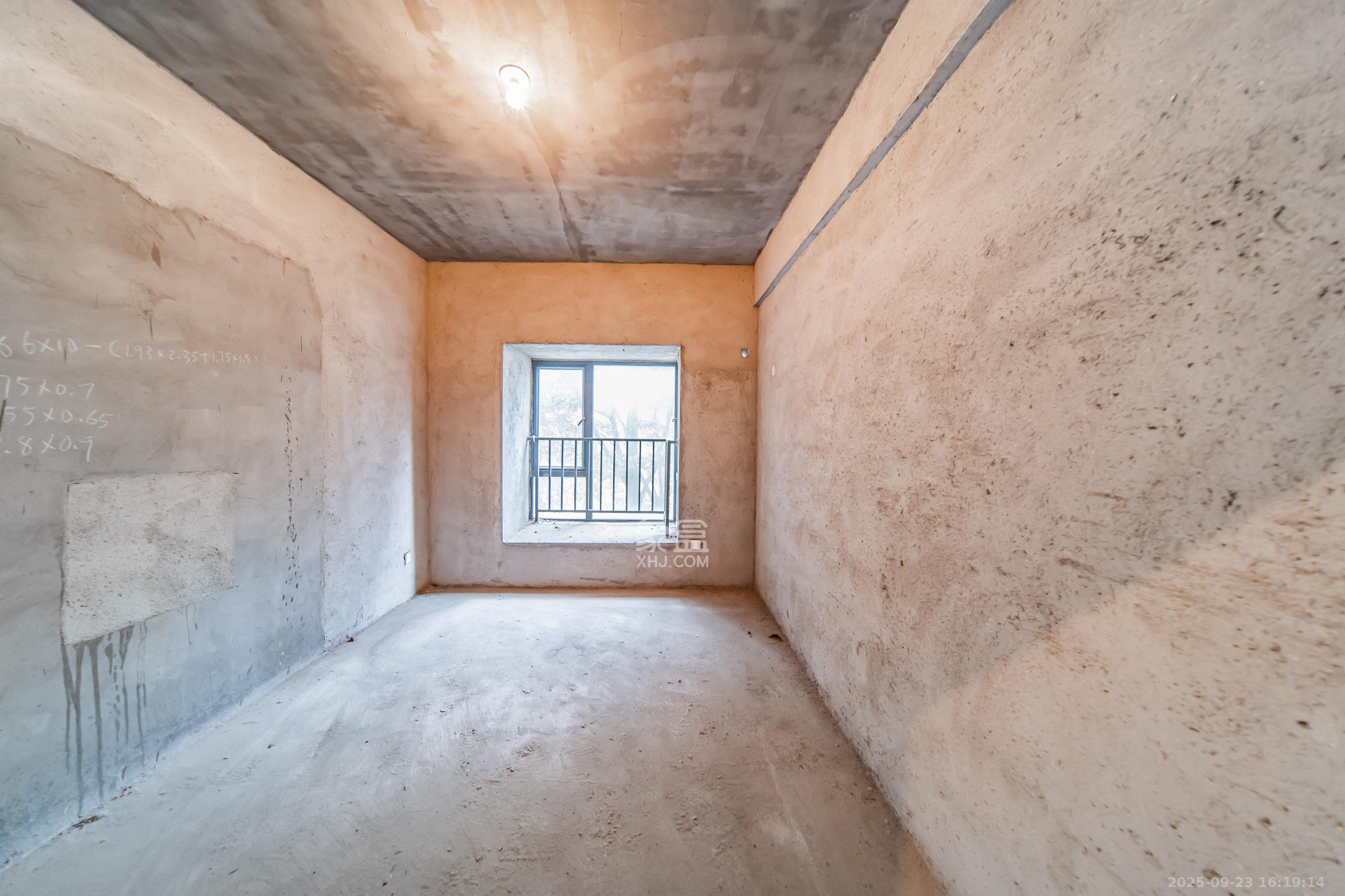 麓山翰林苑  4室2厅2卫    130.0万卧室