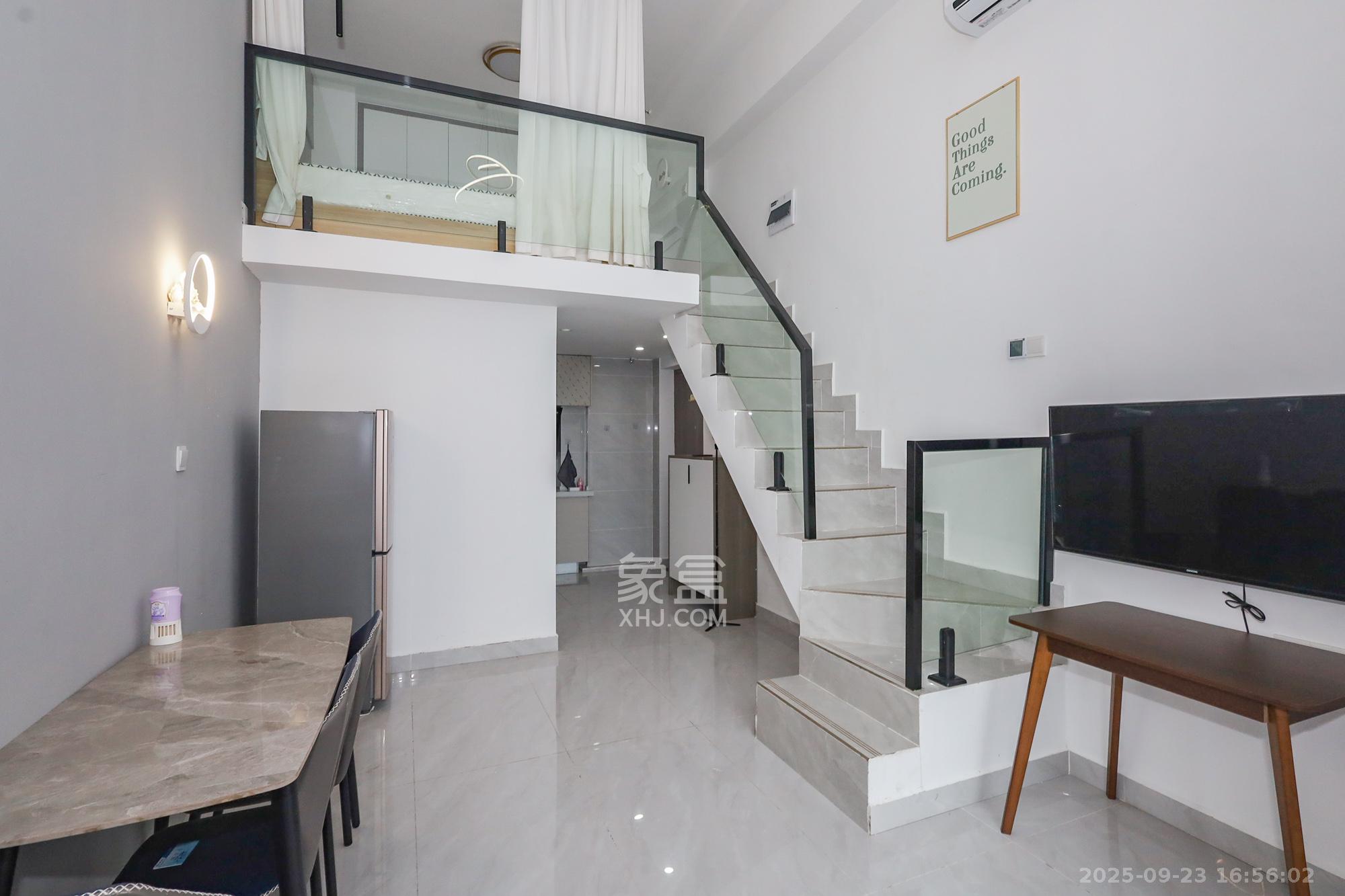 卓越中寰  1室0厅0卫    49.0万客厅