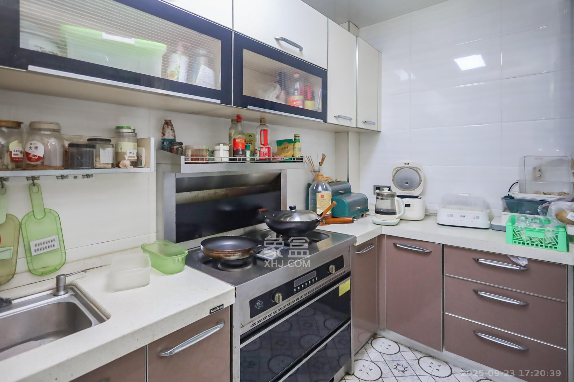 奥克斯广场  3室2厅2卫    105.0万 奥克斯广场  3室2厅2卫    105.0万厨房