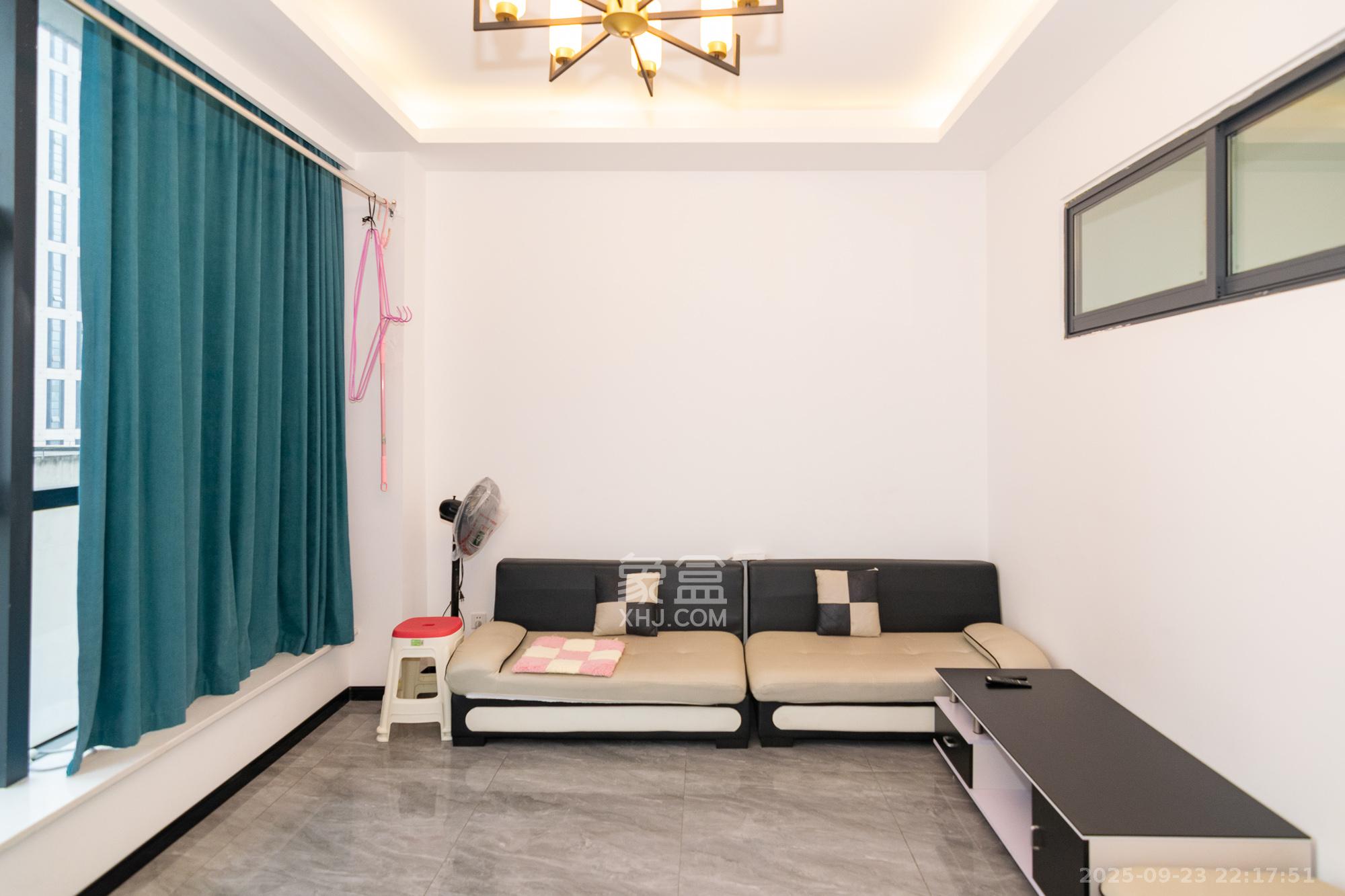 开利星空城市公馆  2室1厅1卫    35.0万客厅