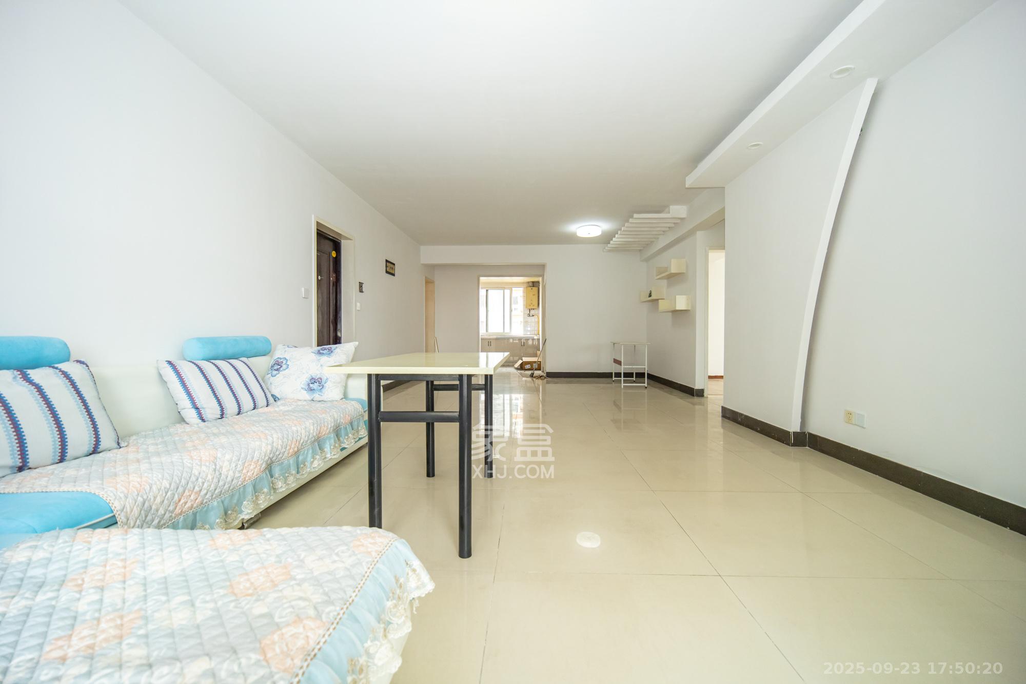 晶华美地  4室2厅2卫    79.8万客厅