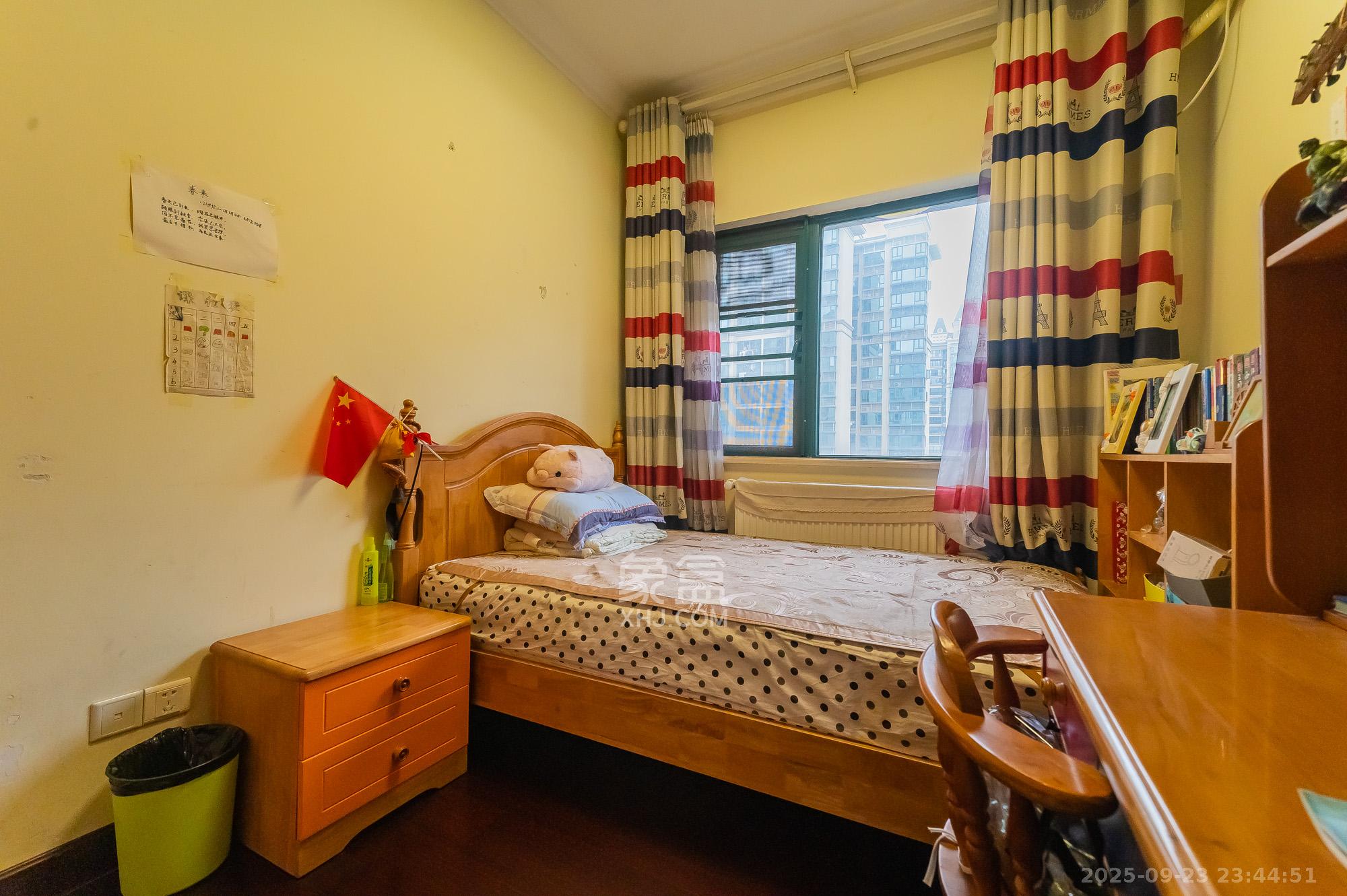 恒大翡翠华庭  4室2厅2卫    109.8万卧室