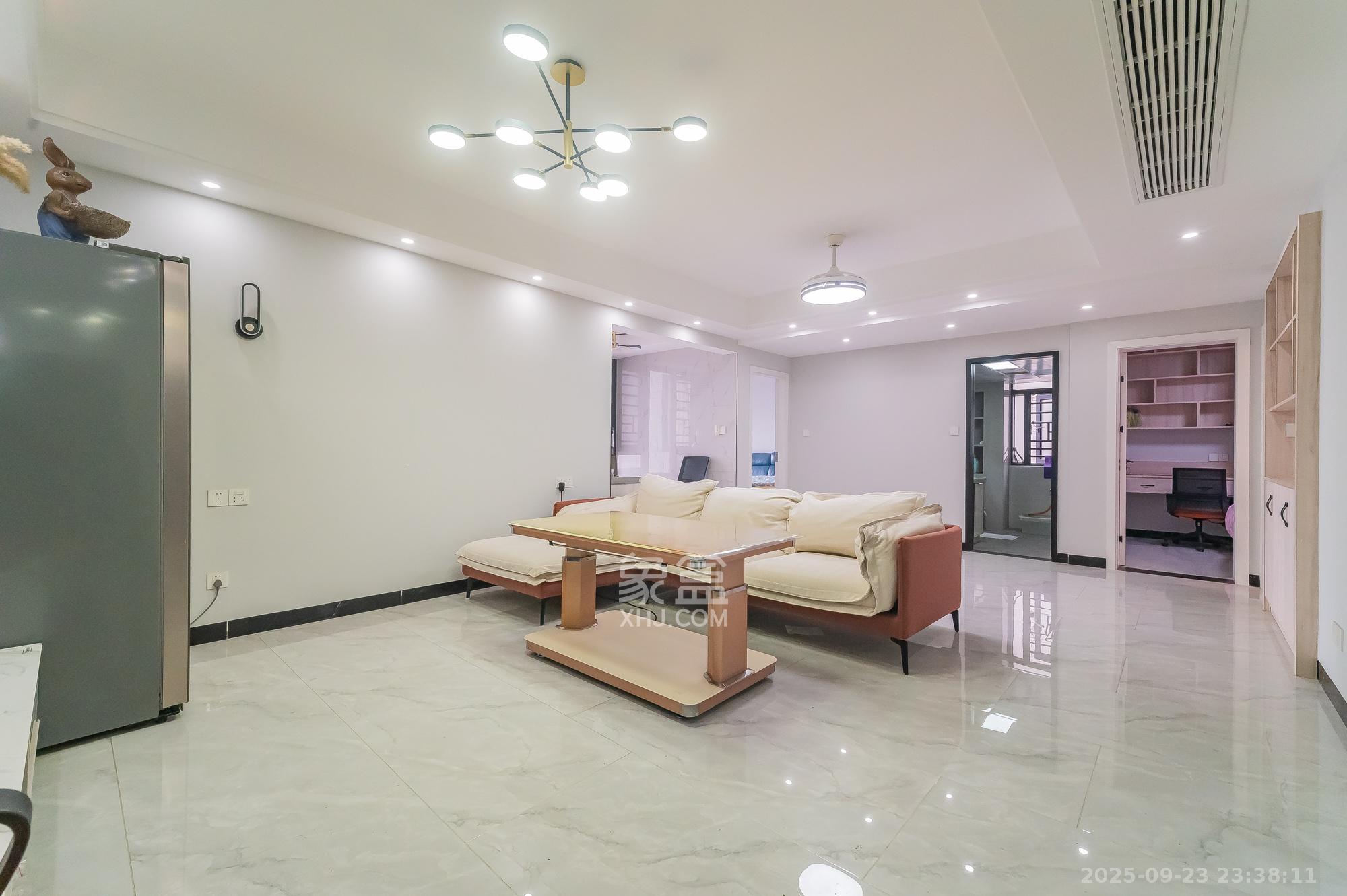 锦璨家园 3室2厅2卫 75.80万 锦璨家园 3室2厅2卫 75.80万客厅