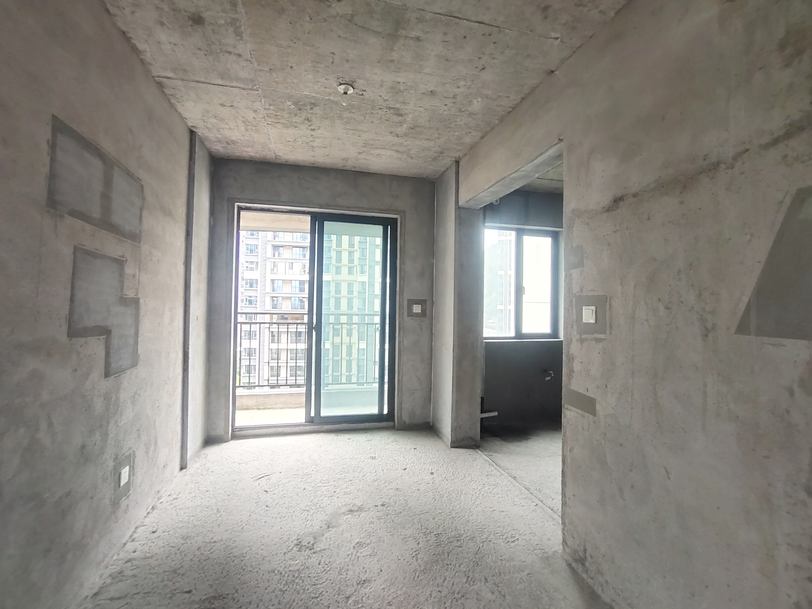 中建凤栖台  4室2厅2卫    53.8万客厅