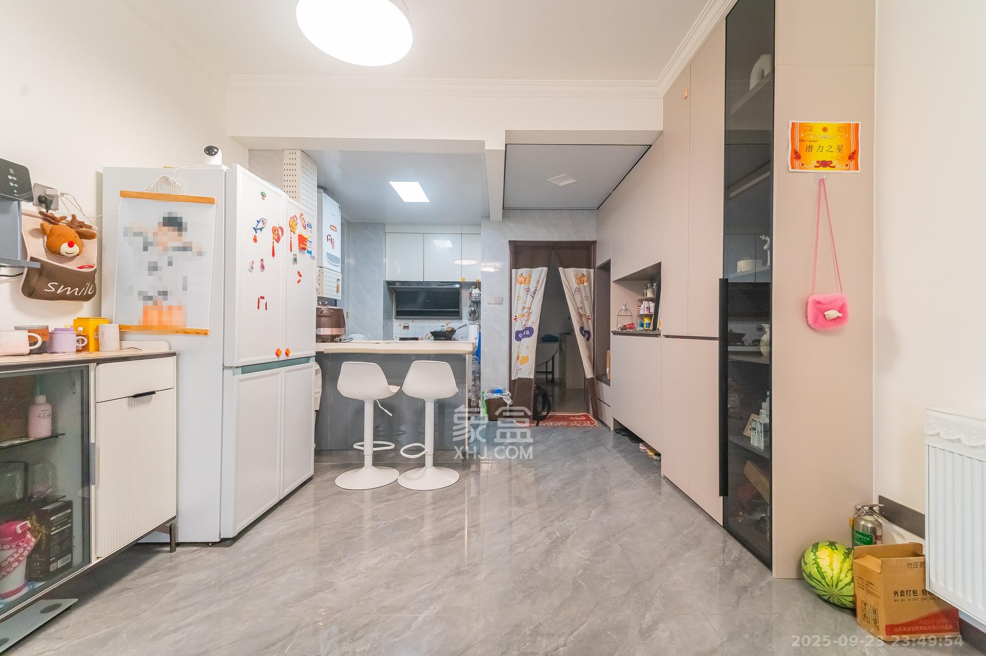 旭辉美的东樾城  3室2厅2卫    89.8万客厅