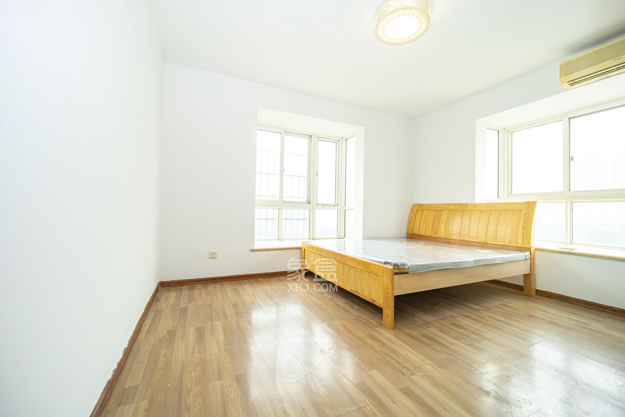 晶华美地  4室2厅2卫    79.8万卧室